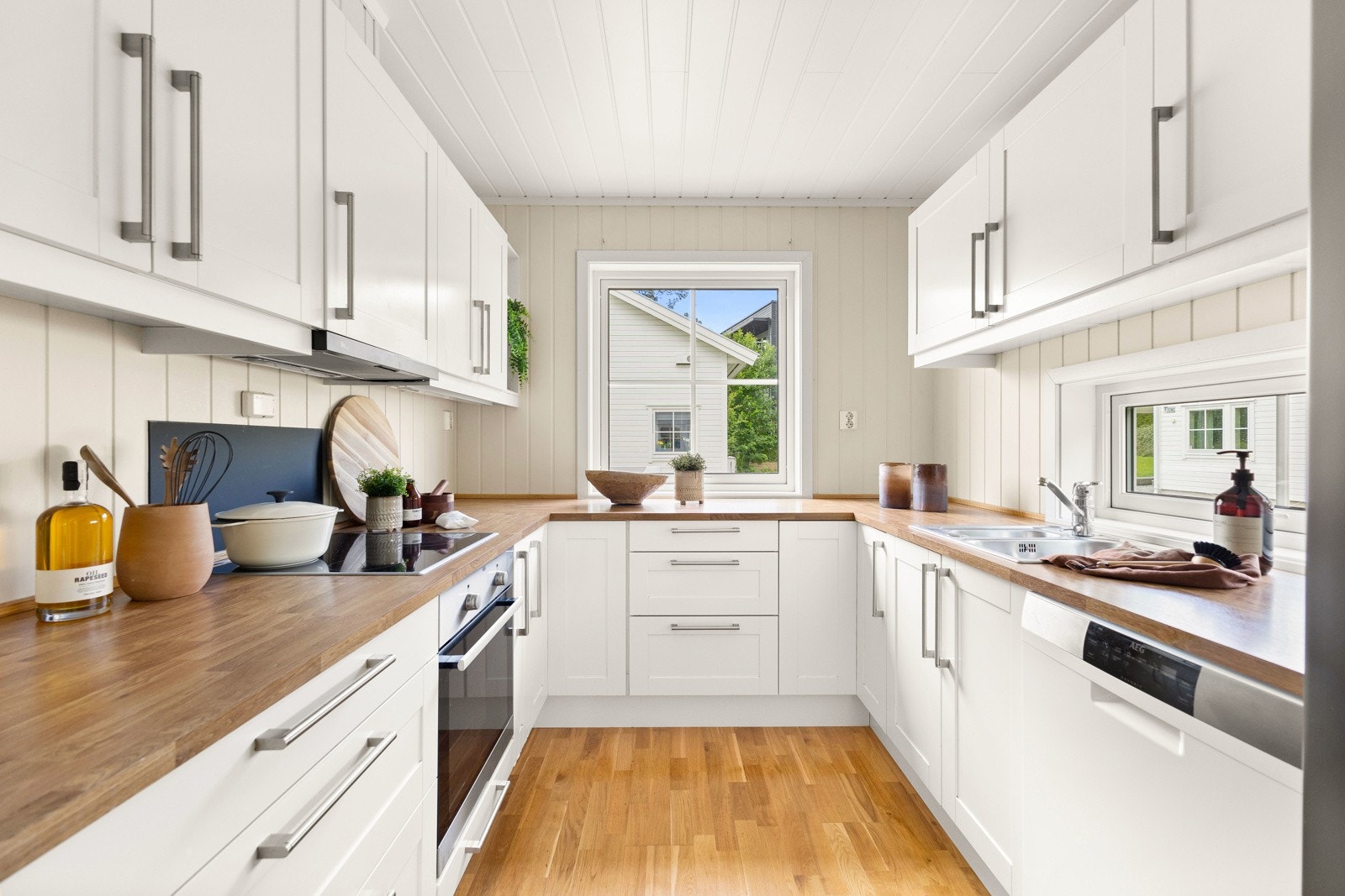 Kjøkkeninnredningen er utført med profilerte fronter og benkeplate av laminat. Galleribilde