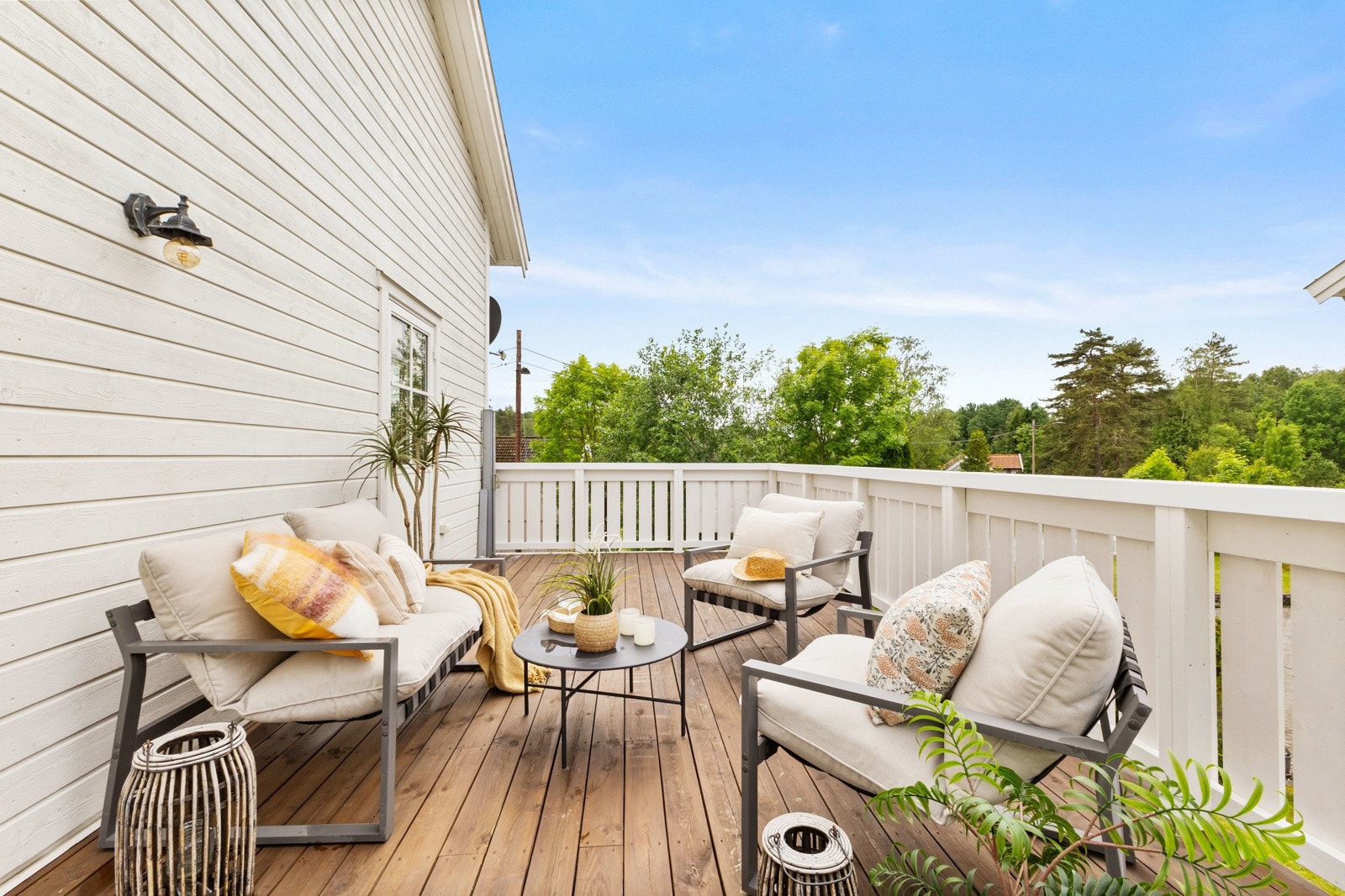 Rekkverk er nylig skiftet ut (2024), og det er lagt beslag på toppbord. Galleribilde