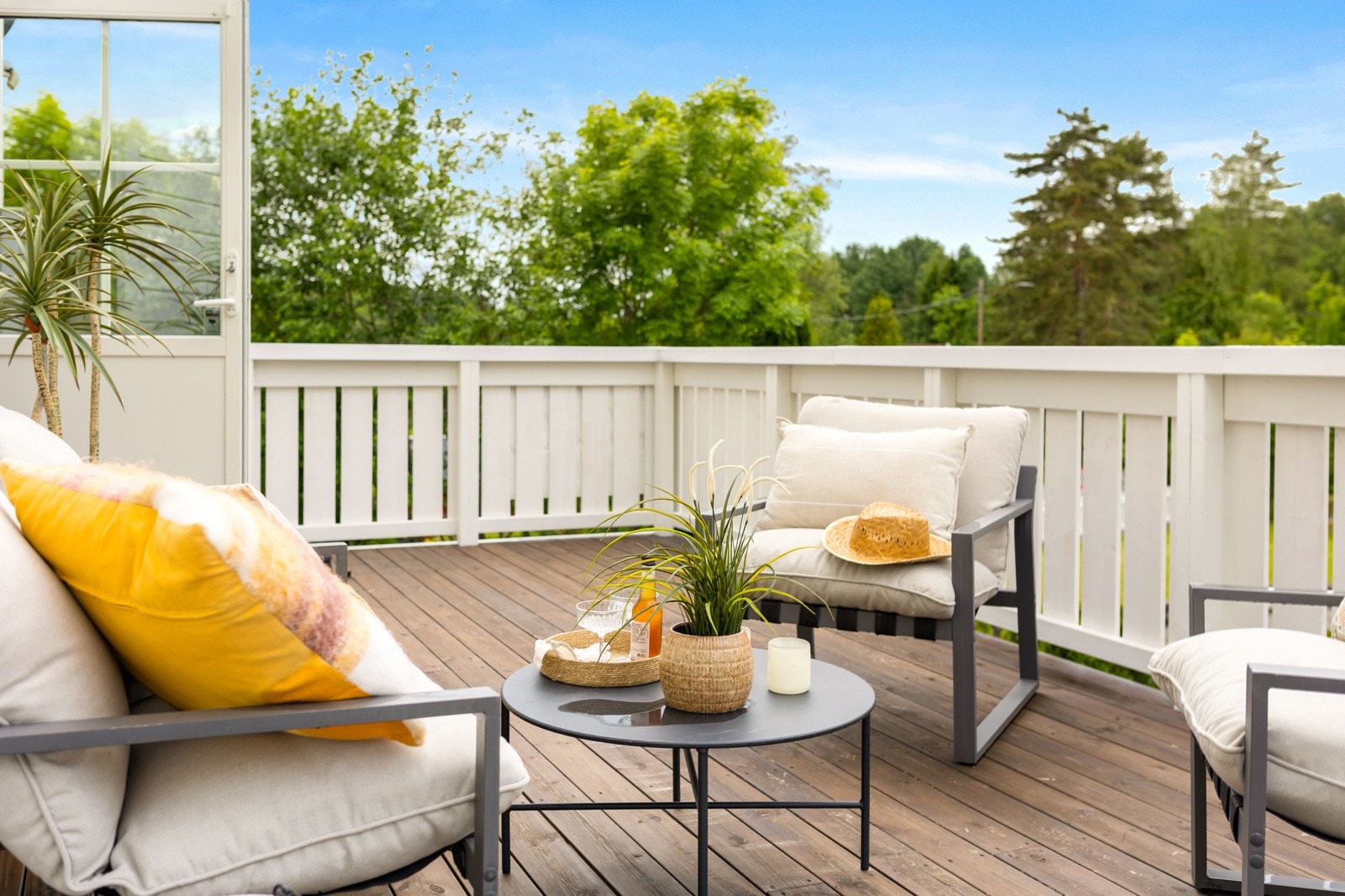 Eiendommen har flere trivelige uteplasser - blant annet en terrasse på ca. 16 kvm med gode solforhold. Her kan du nyte rolige morgener med kaffekoppen eller lange sommerkvelder med familie og venner. Galleribilde