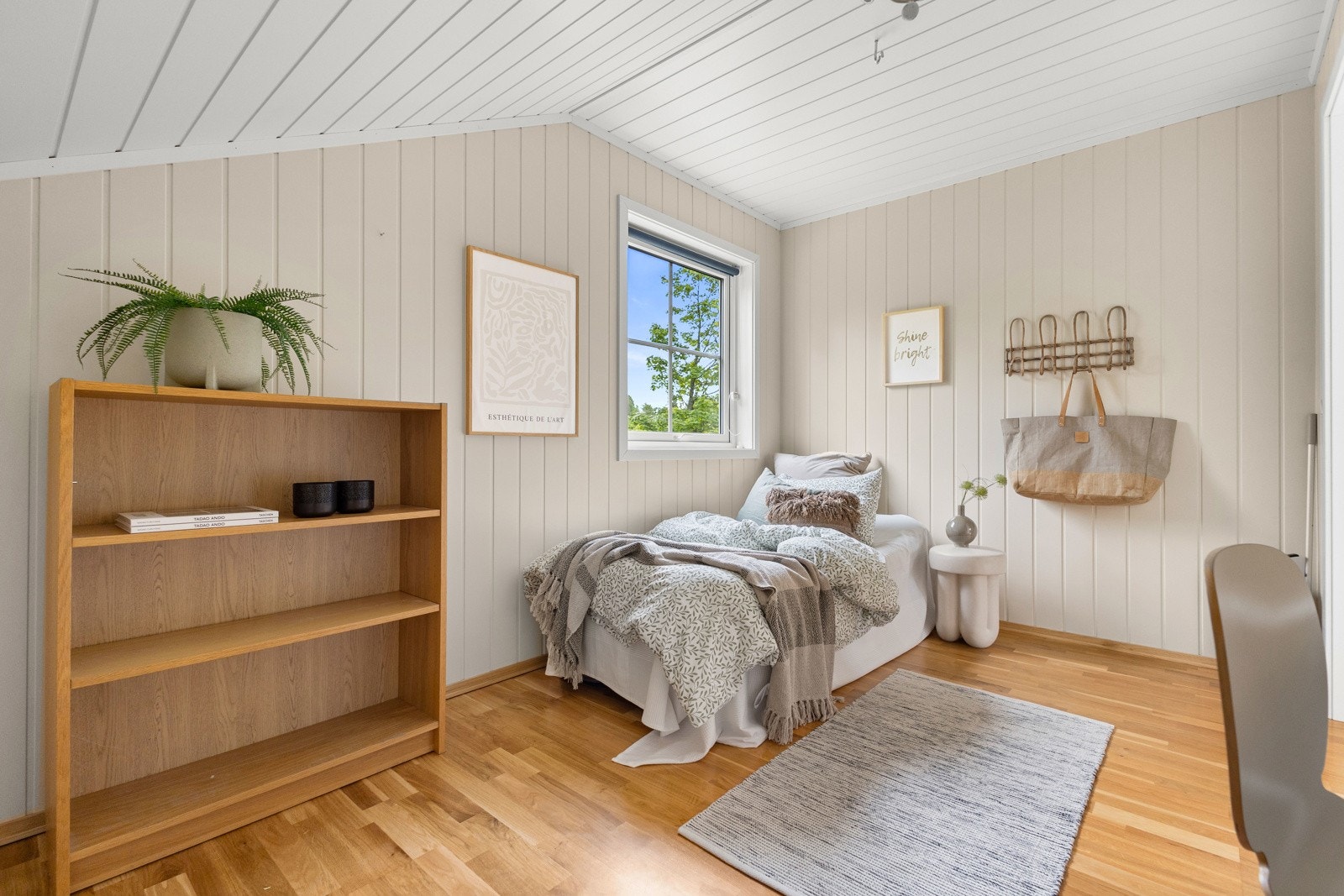 Et romslig soverom med plass til seng, skap, hyller o.l. Galleribilde