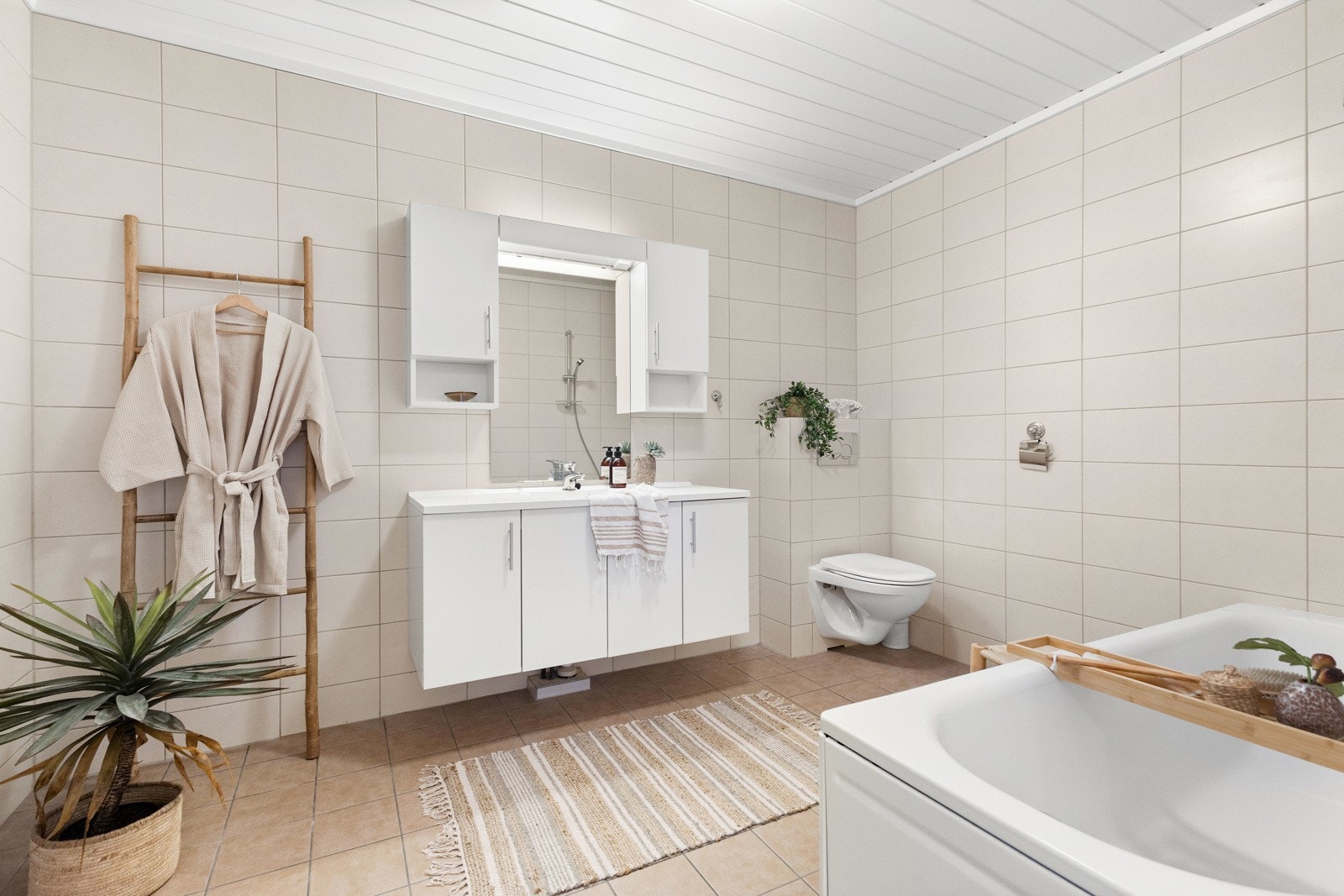 Badet er utført med fliser på vegger og på gulv med elektriske varmekabler. Galleribilde