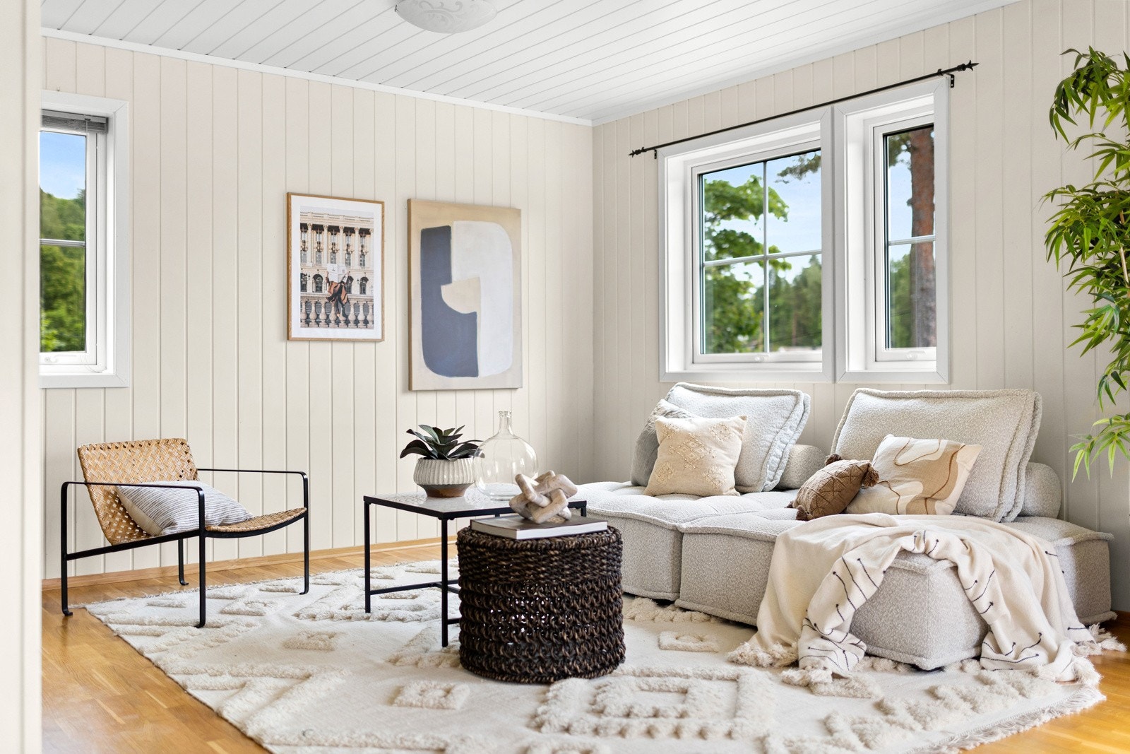 Eiendommen strekker seg over tre etasjer og byr på en romslig og gjennomtenkt planløsning med fire soverom, to bad, to stuer, et kjøkken og to boder. Her får du godt med plass til både familieliv og oppbevaring. Galleribilde