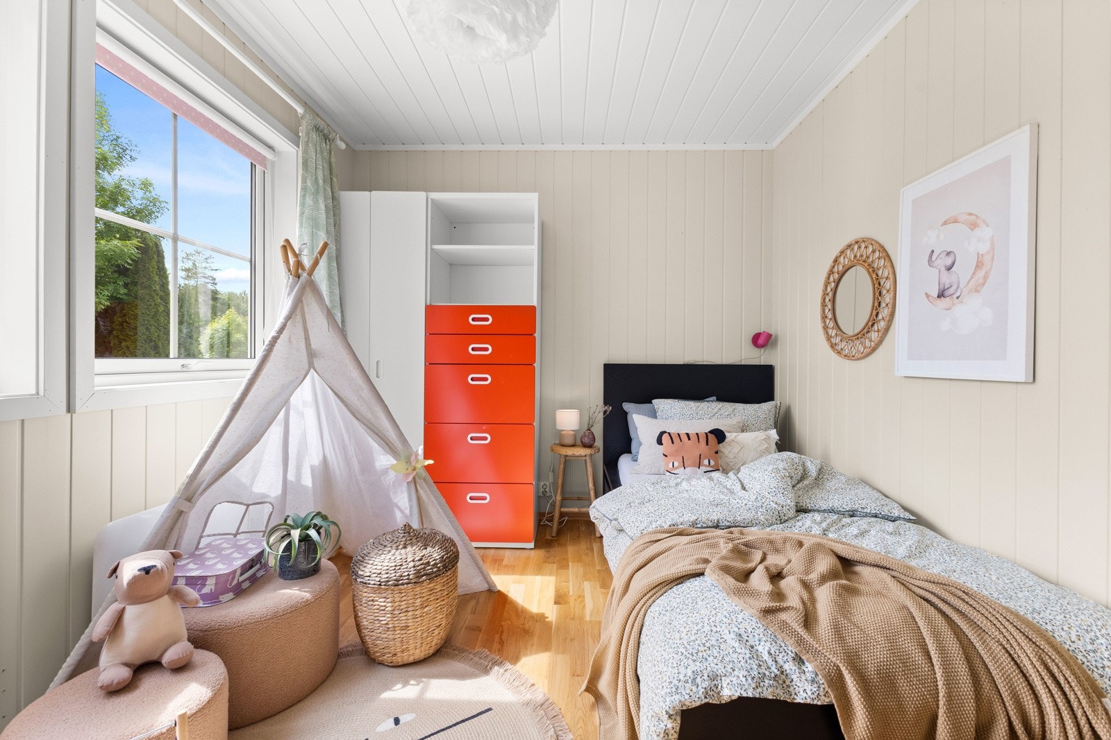 Her får barnet ditt plass til både skap, leker og eventuelt et skrivebord - et rom som enkelt kan tilpasses både lek og læring. Galleribilde