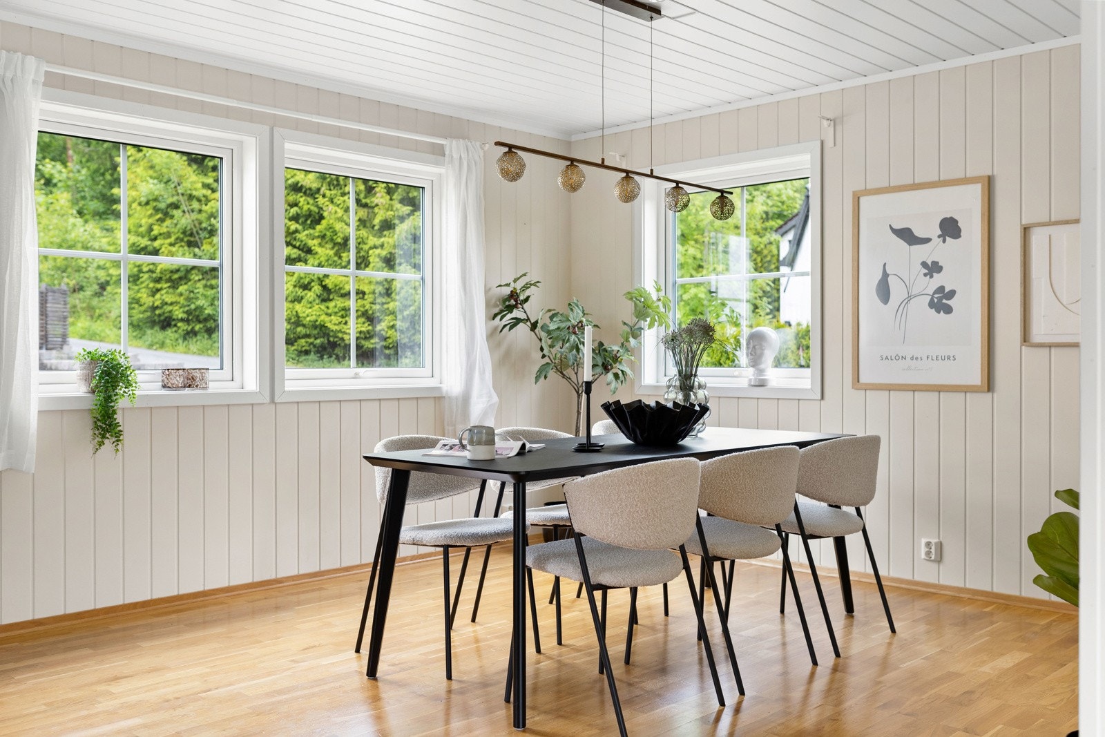Her er det rikelig med plass til et stort spisebord - perfekt for hyggelige middager og sosiale sammenkomster med familie og venner. Galleribilde