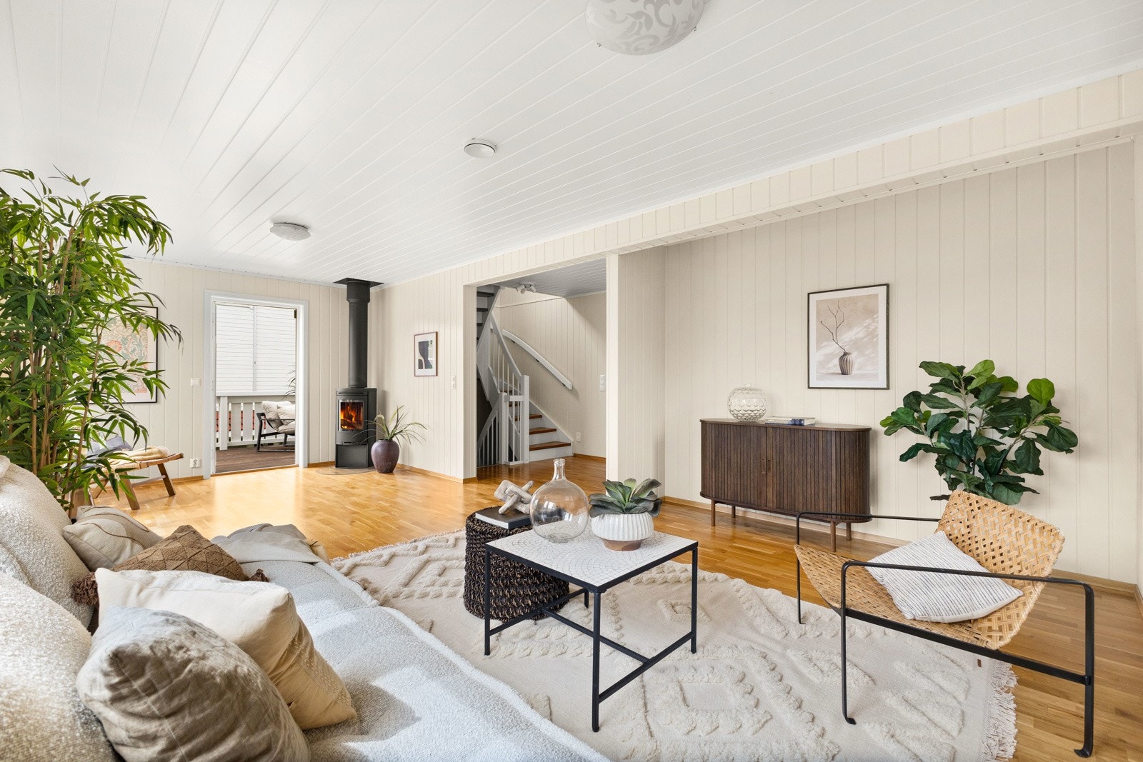 Annen etasje byr to rom av generøs størrelse som stue og kjøkken/spisestue. Galleribilde