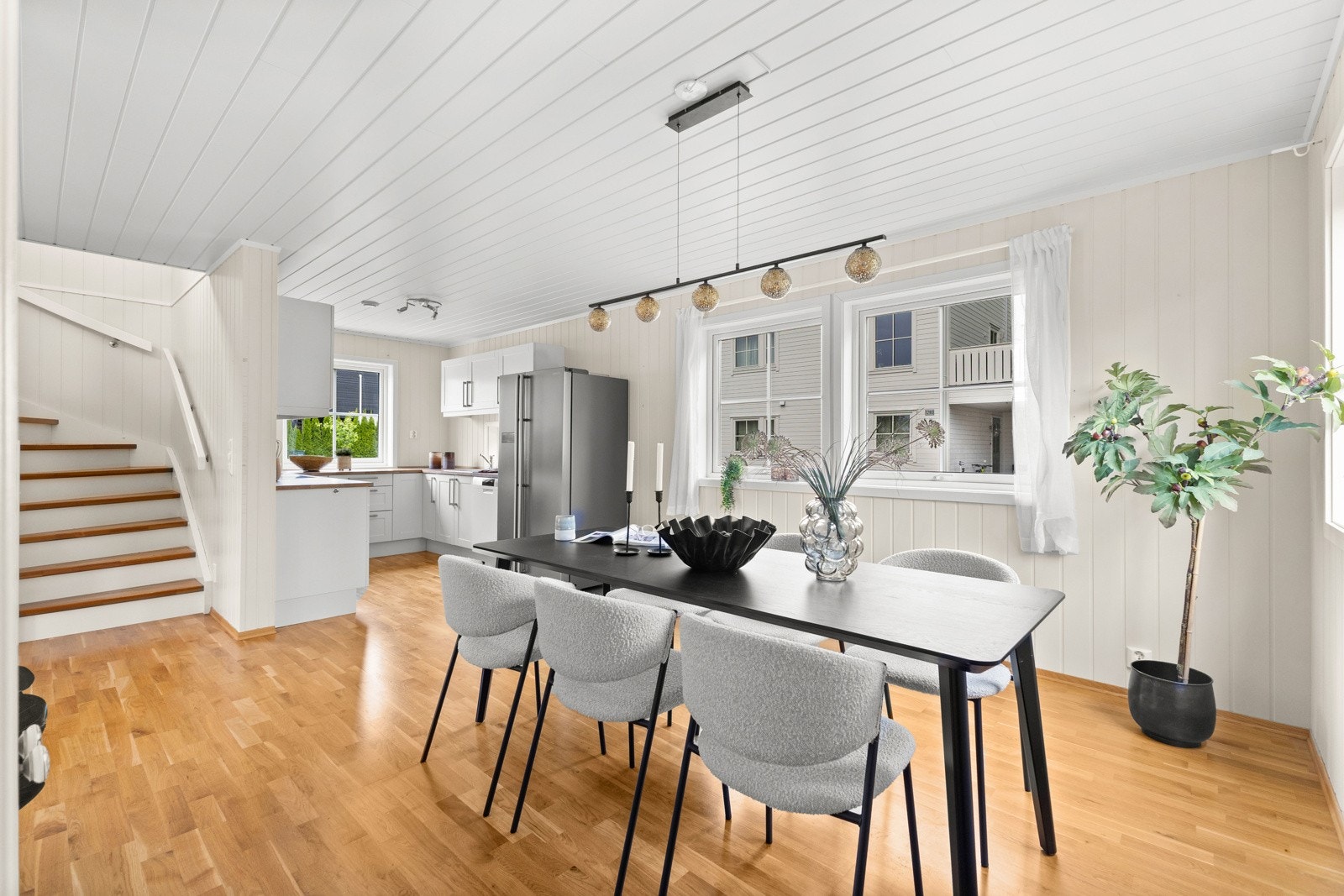 Kjøkken og spisestue har en praktisk og åpen tilknytning, noe som gjør det enkelt å være sosial med familien eller gjestene - selv mens middagen tilberedes. Galleribilde