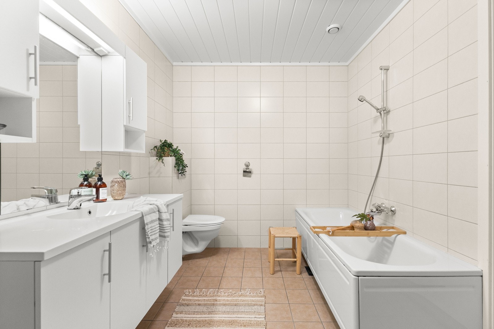 Videre er det innredning med nedfelt servant, veggmontert toalett, badekar og opplegg for vaskemaskin. Galleribilde