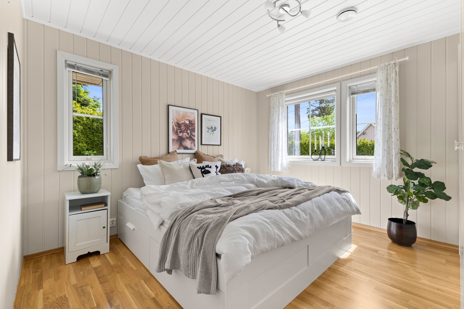 Hovedsoverommet med plass til dobbeltseng og tilhørende nattbordsmøblement. Galleribilde