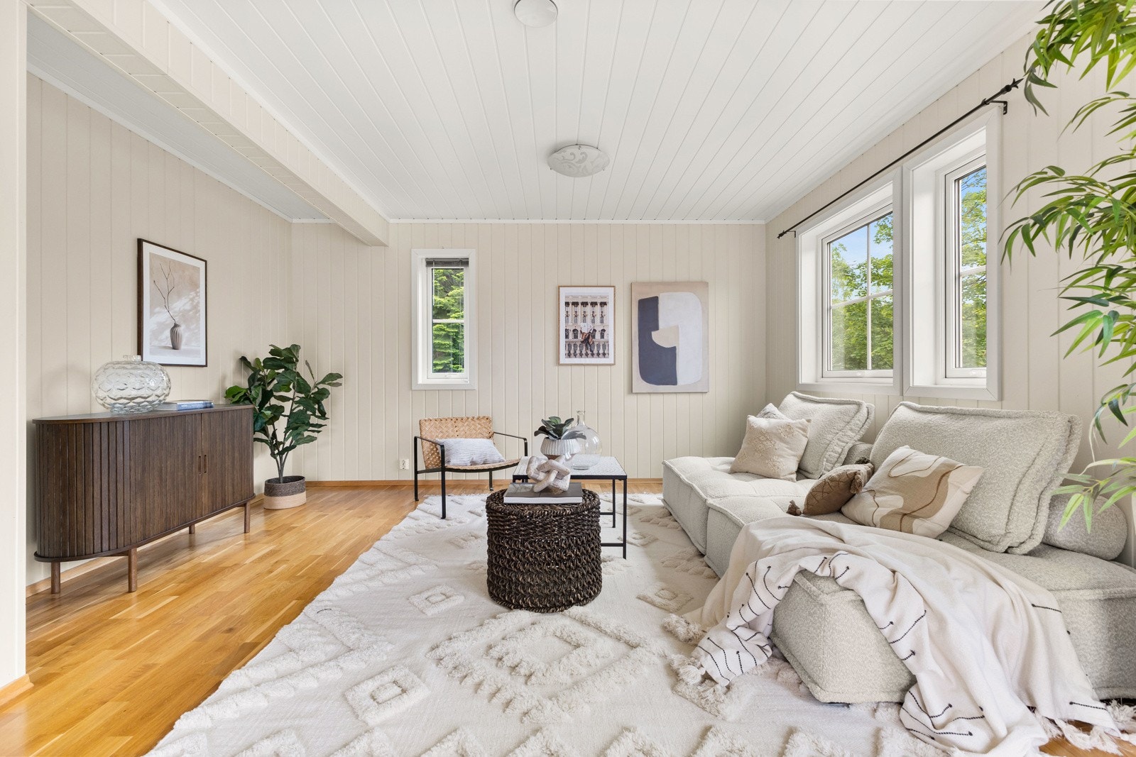 Det er store vindusflater som sørger for rikelig med naturlig dagslyts inn i stuen. Galleribilde