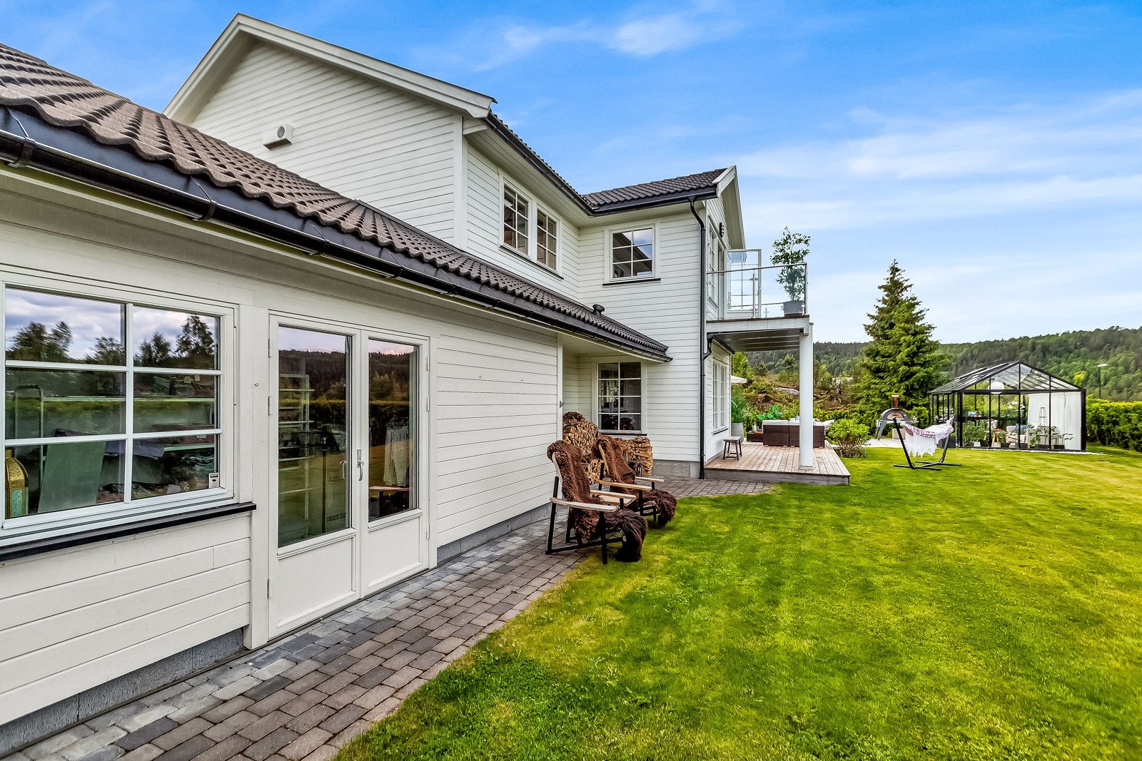 Fasade fra hagen og kontor/hagestue Galleribilde