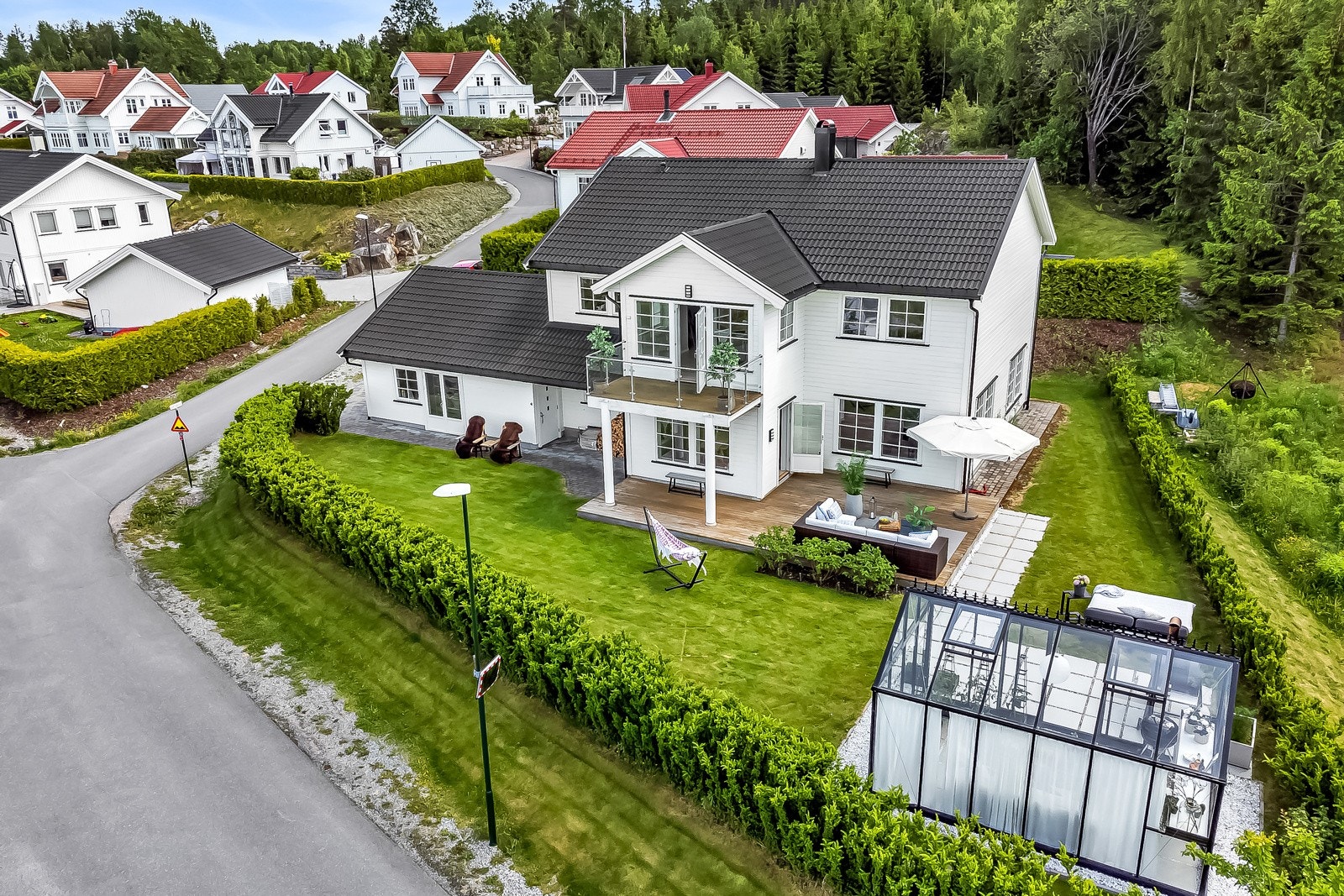 Velkommen til Jonsgrind 1, en solrik perle på Nærsnes. Lekker, stor og nyere enebolig over 2 plan. Presentert av eiendomsmegler Robert Eckmann. Galleribilde