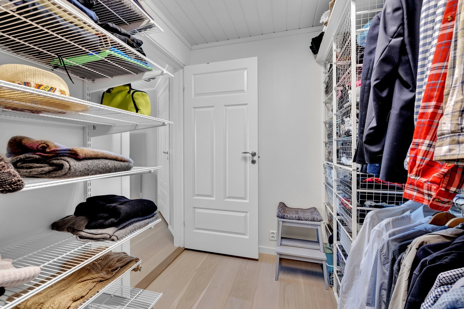 Walk-in closet i 2 etg Galleribilde