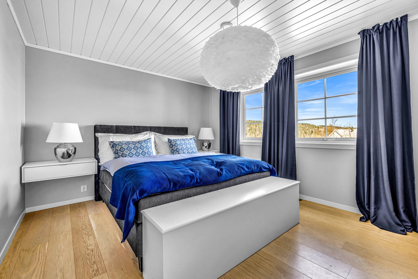 Hovedsoverommet med plass til garderobe Galleribilde