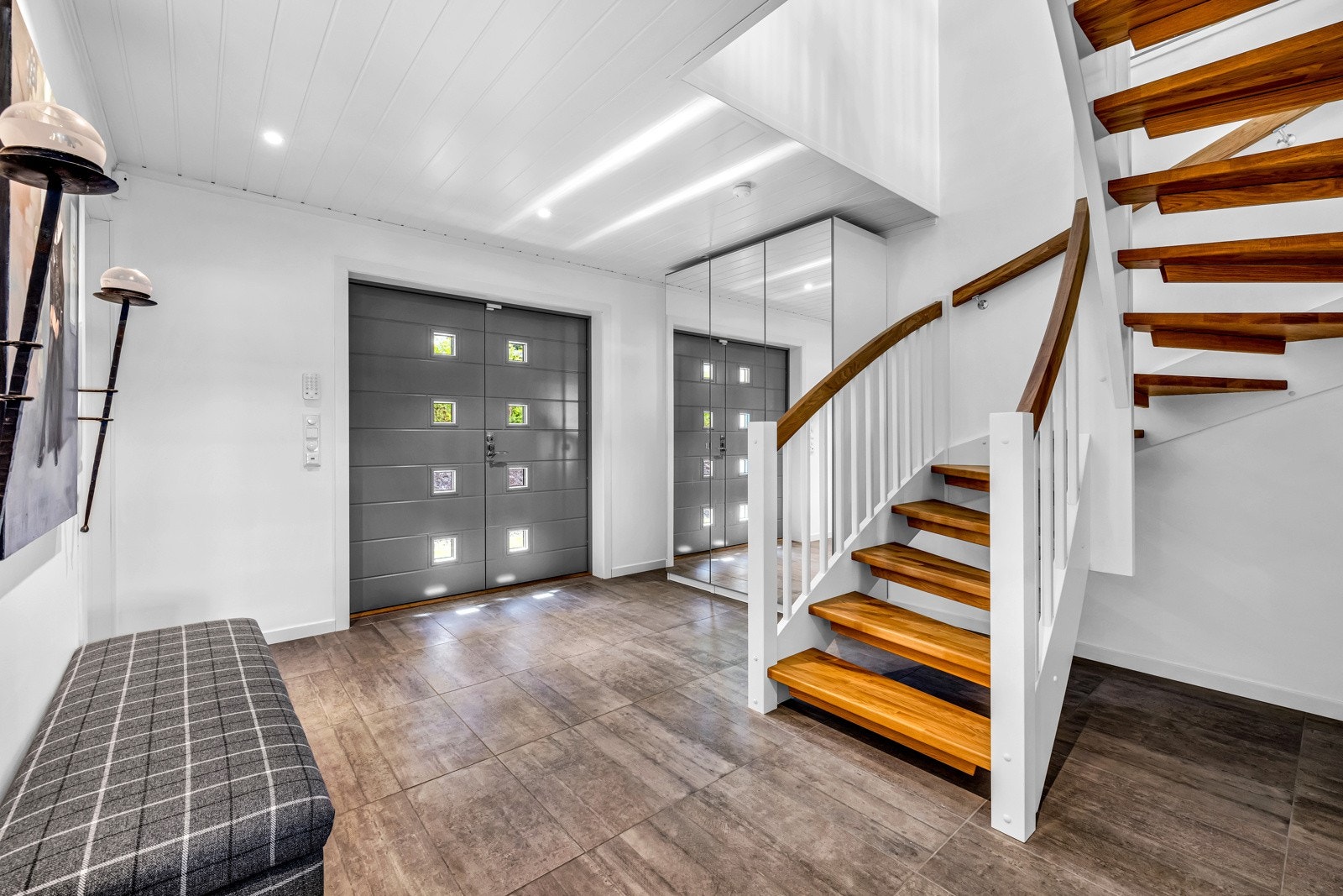 Stor hall med plass til garderobeskap, flislagte gulv med varmekabler. Galleribilde