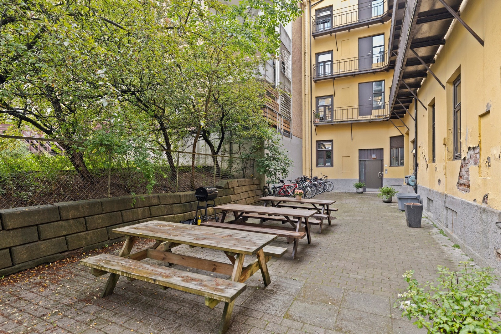 - Amtmann Meinichs gate 14A ligger i det sjarmerende og livlige Sandaker-området, et nabolag som kombinerer urbane fasiliteter med grønne omgivelser. Her bor du med nærhet til Akerselva, som byr på flotte turmuligheter, koselige kafeer og en avslappende a Galleribilde