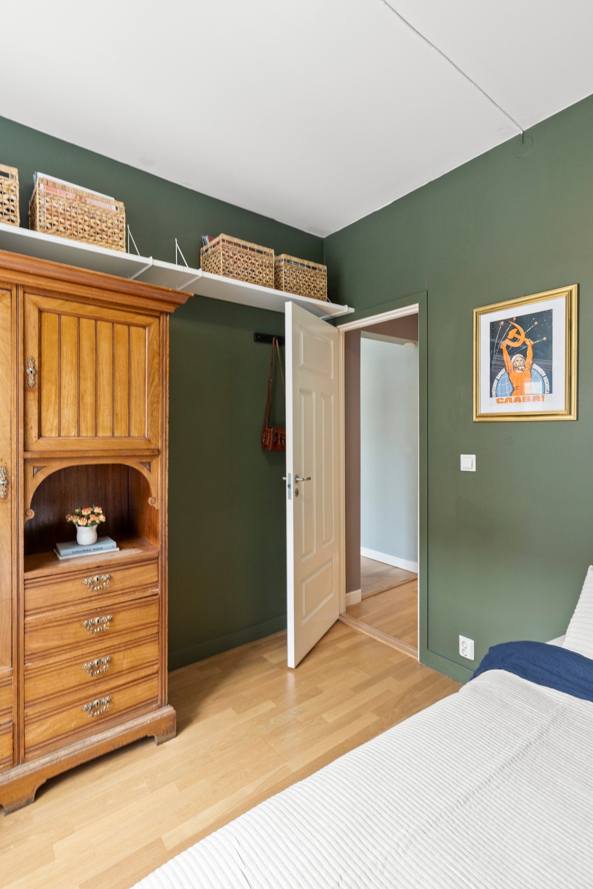 - God plass til seng, nattbord og garderobeskap - Galleribilde