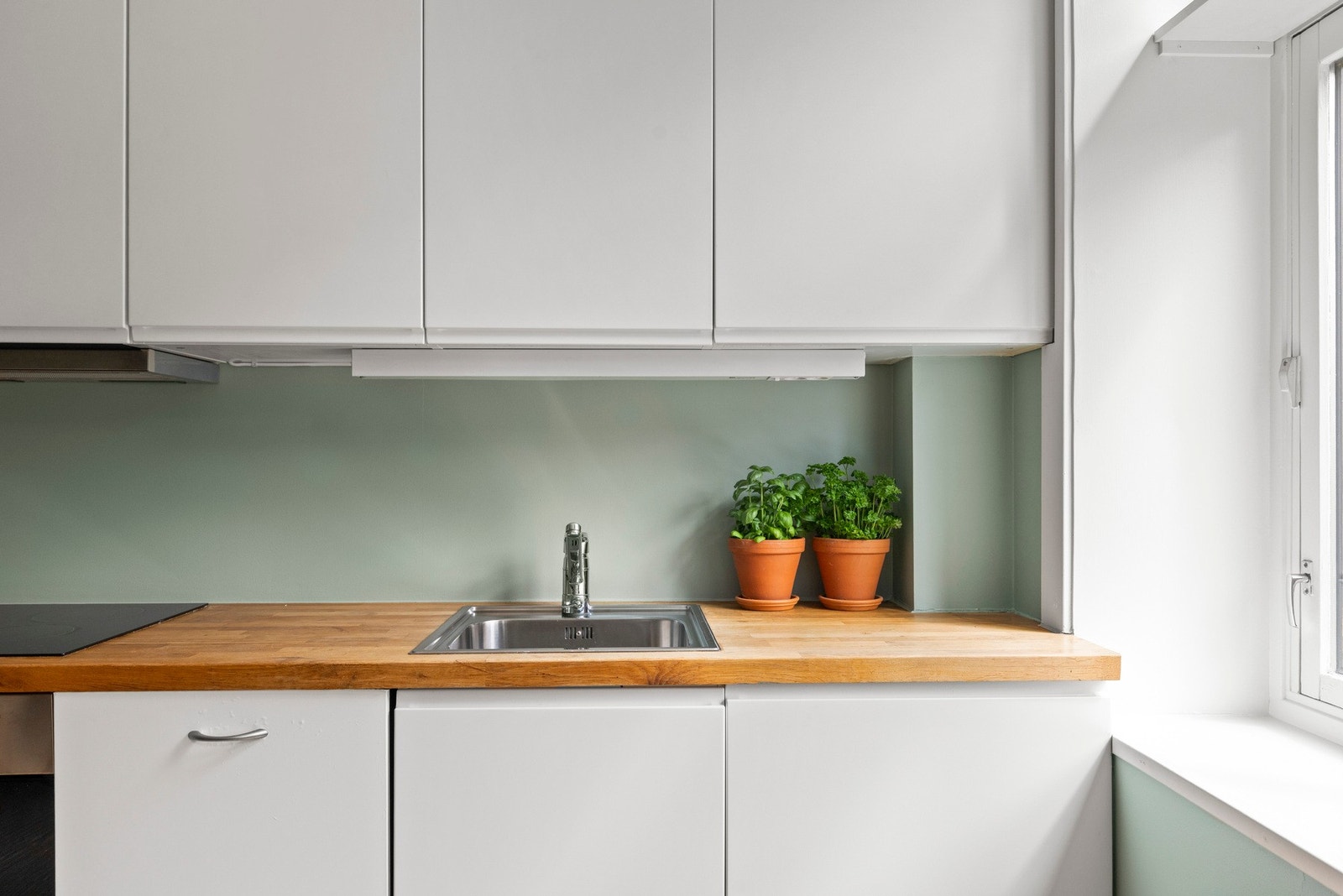 - Integrerte hvitevarer med innfelt platetopp i benkeplate, oppvaskmaskin, komfyr og kjøl/frys - Galleribilde