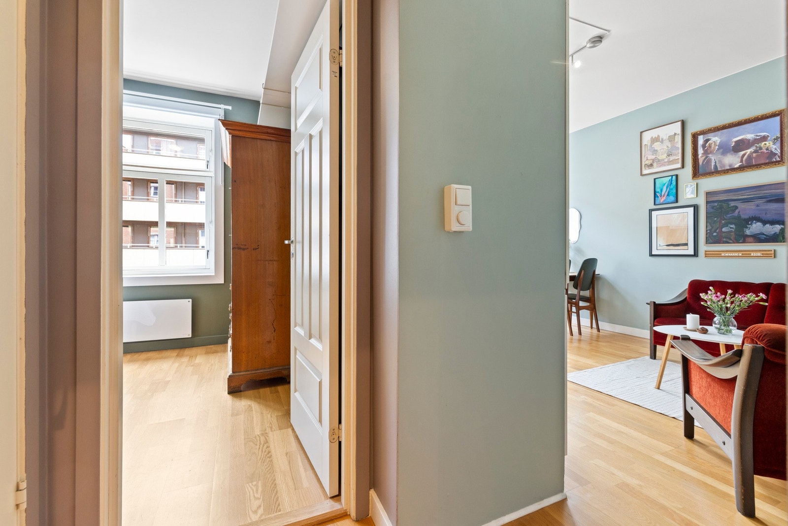 - Leiligheten består av entré, bad, toalettrom, stue/kjøkken, 2 soverom - Galleribilde