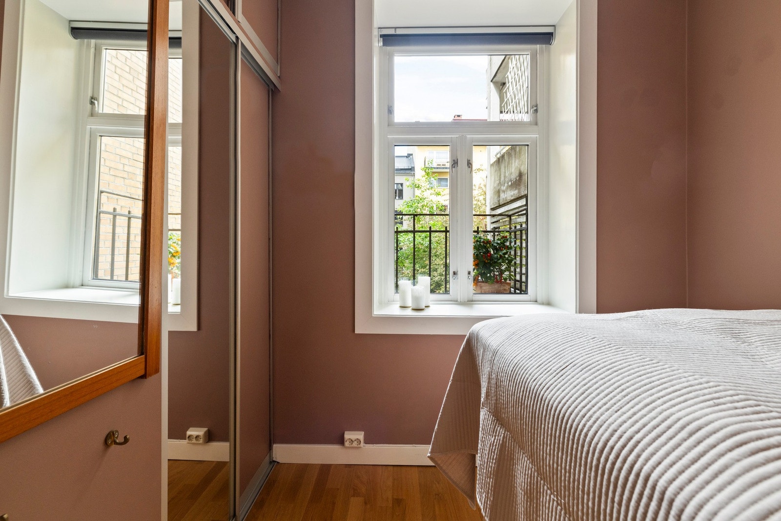 - Soverommet vender inn mot rolig bakgård og hyggelig brannbalkong - Galleribilde