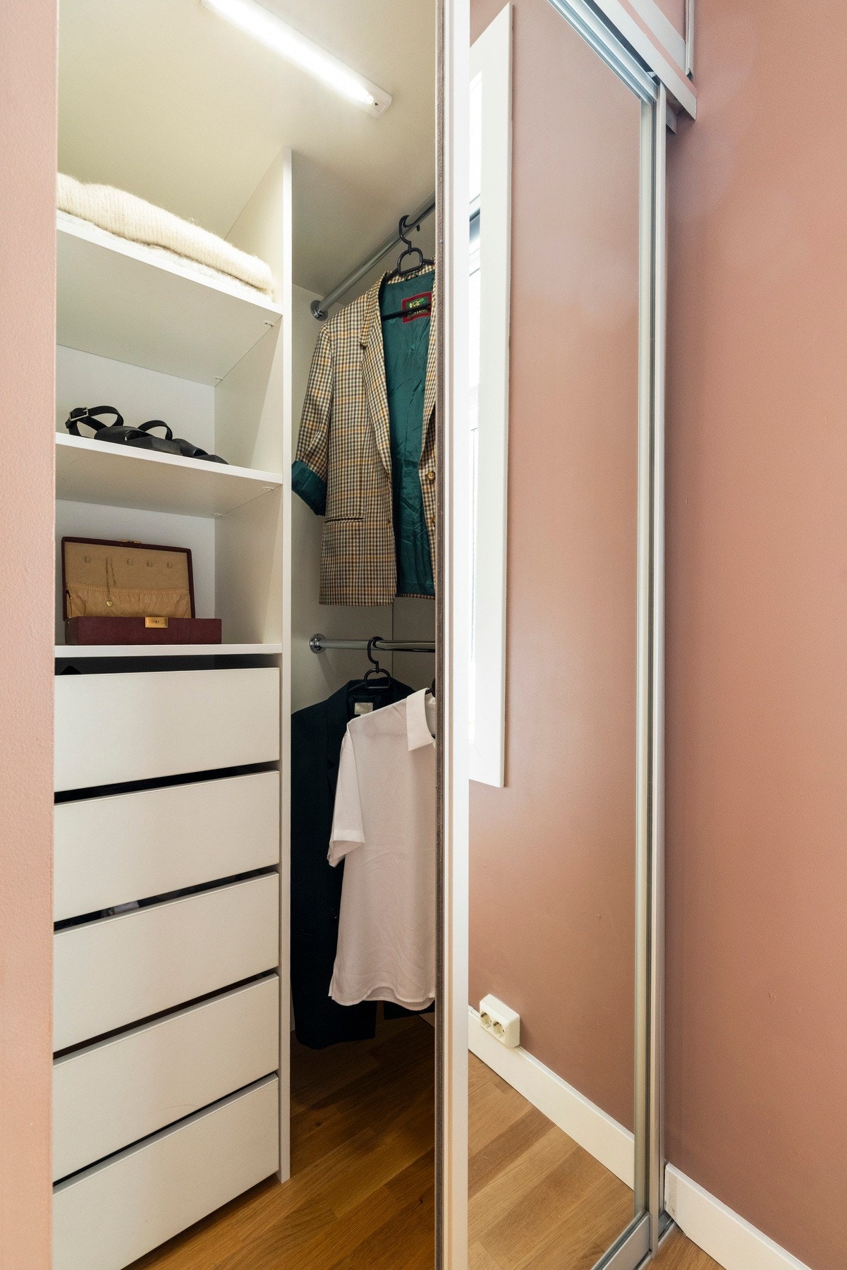 - Rommet har skyvedørsgarderobe - Galleribilde