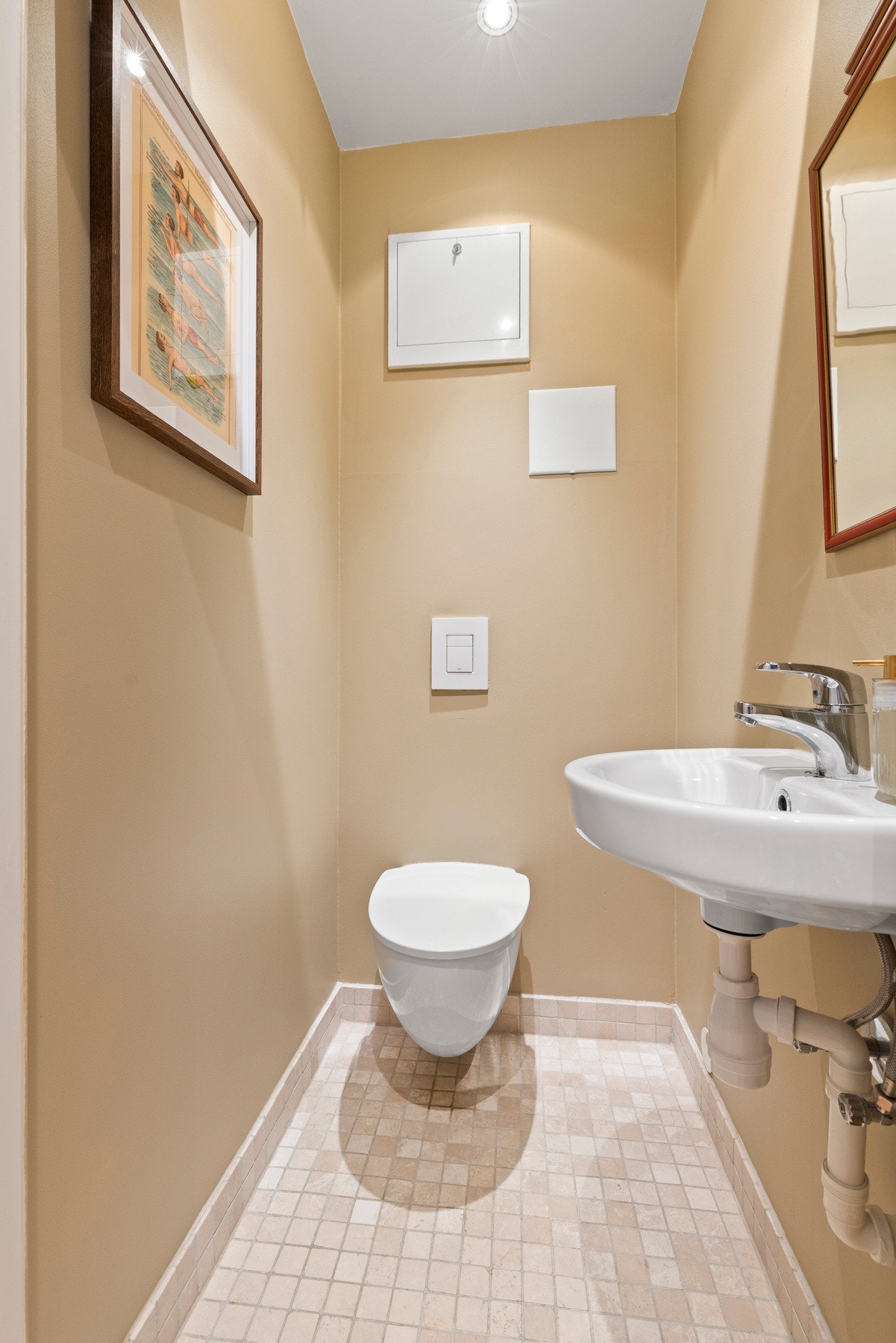 - Separat toalettrom med pent flislagt gulv og malte veggflater - Galleribilde