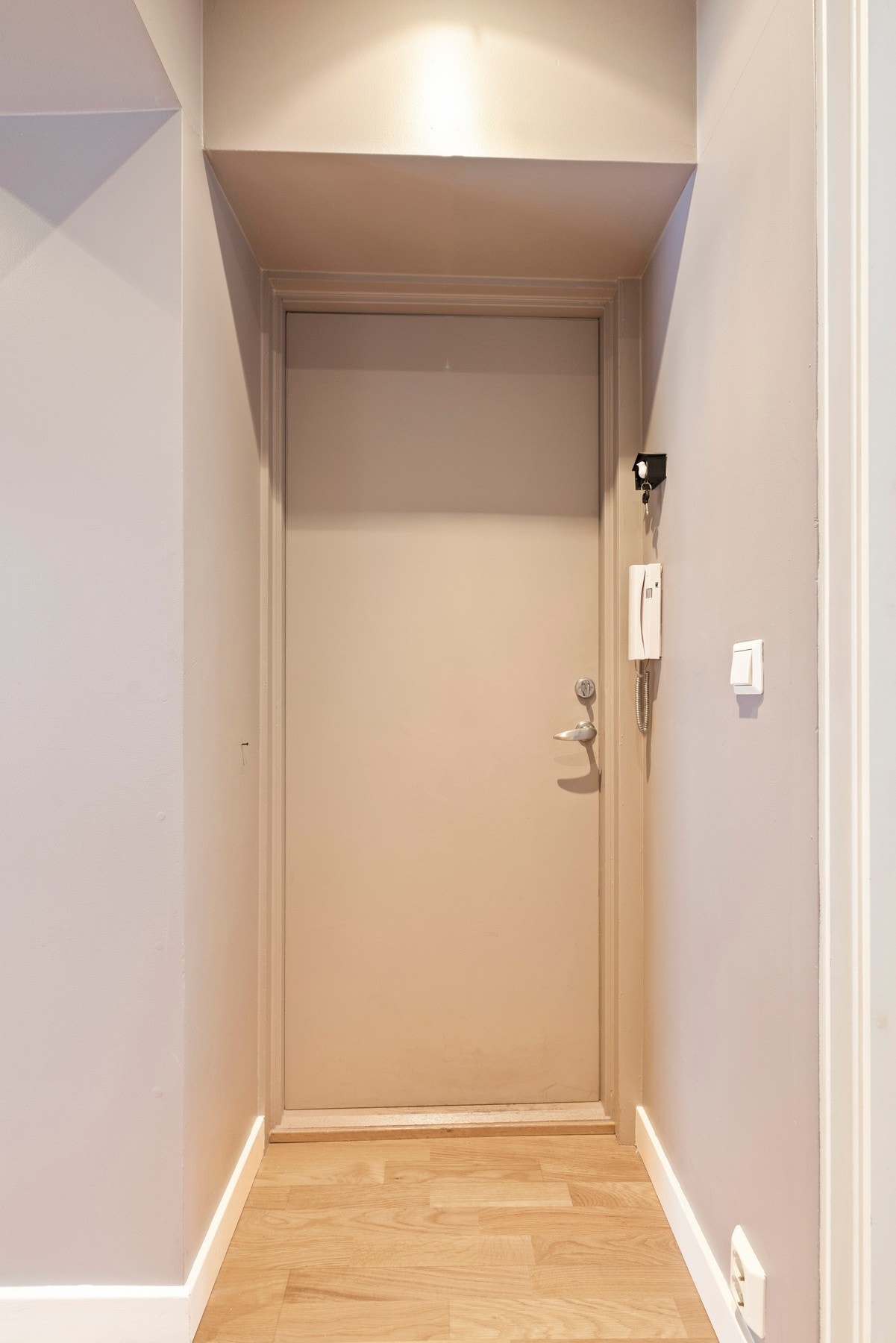 - Hyggelig entré med plass til oppbevaring av yttertøy og sko. Dørcalling med åpner - Galleribilde