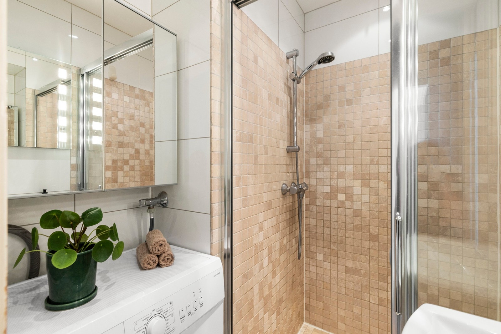 - Badet er utstyrt med servant, dusjdør på skinne og opplegg for vaskemaskin/tørketrommel - Galleribilde