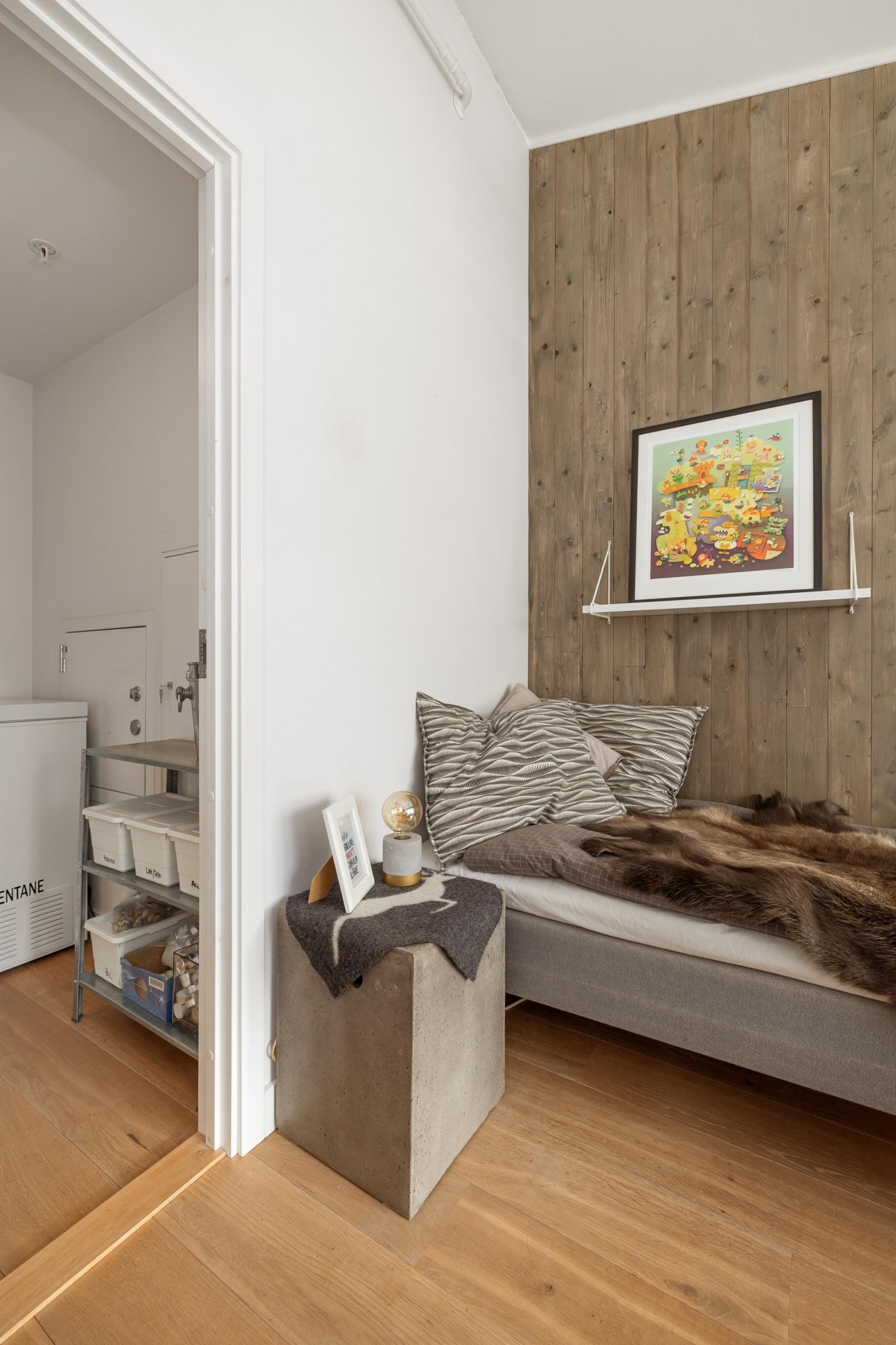 I tilknytning til soverom 2 har man videre adkomst til en praktisk innerbod. Galleribilde