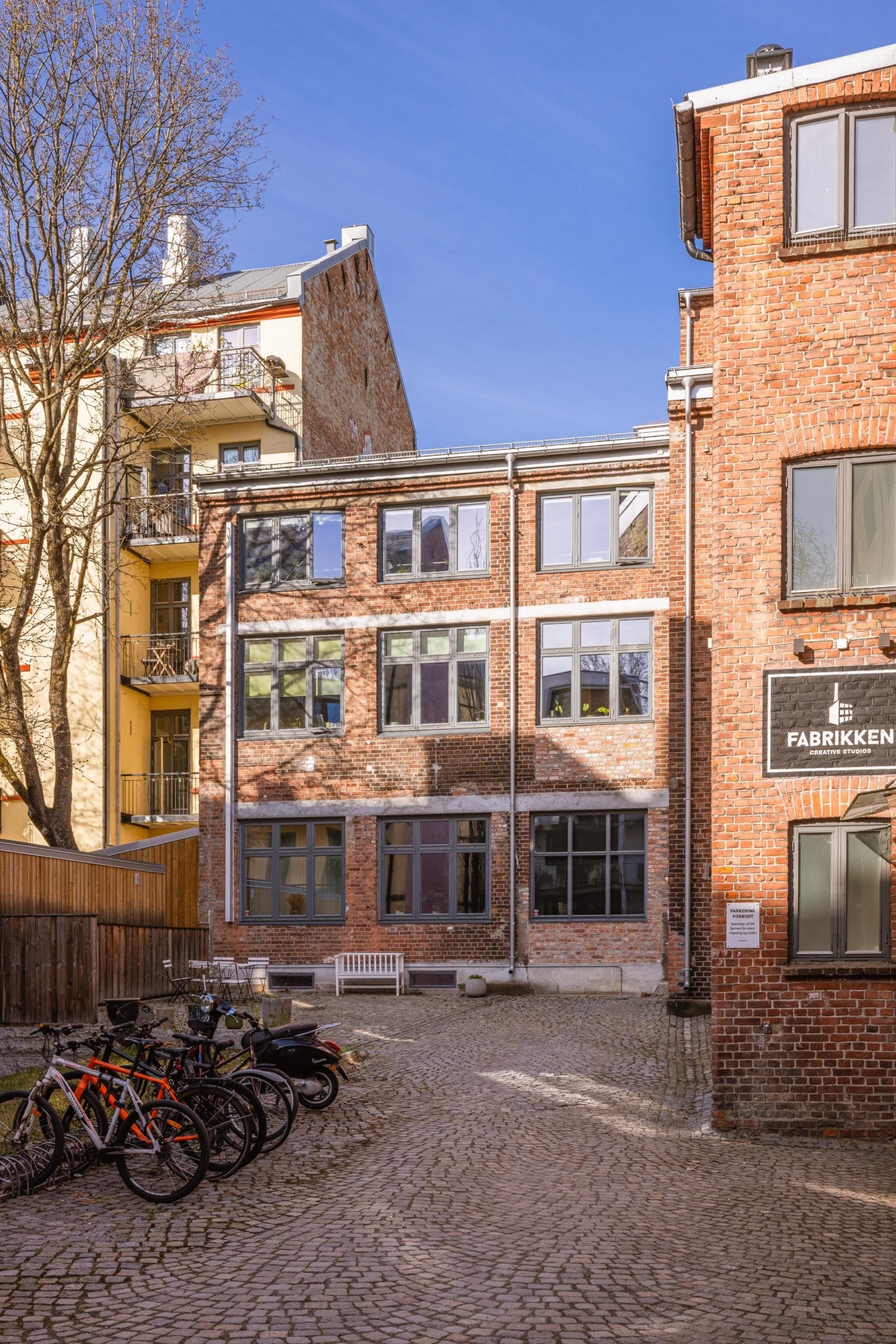 Leiligheten ligger i en ombygget fabrikkbygning. Galleribilde