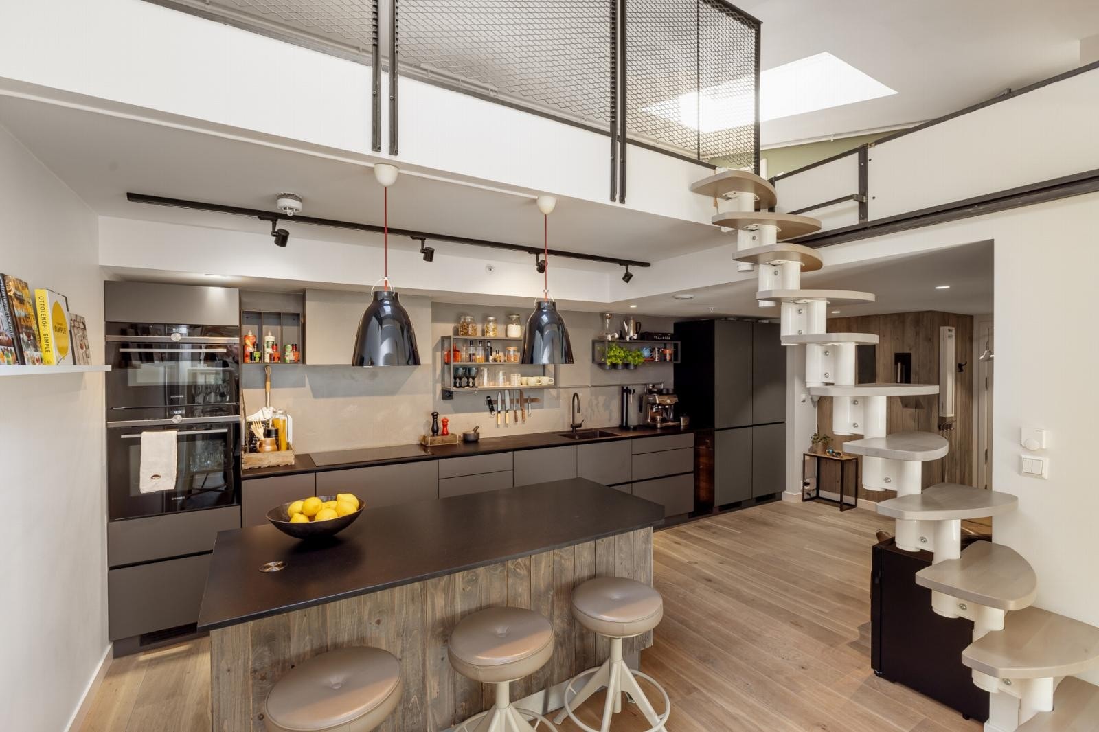 Leiligheten har en god planløsning og strekker seg over 2 plan med et totalt gulvareal på 110 kvm! Galleribilde