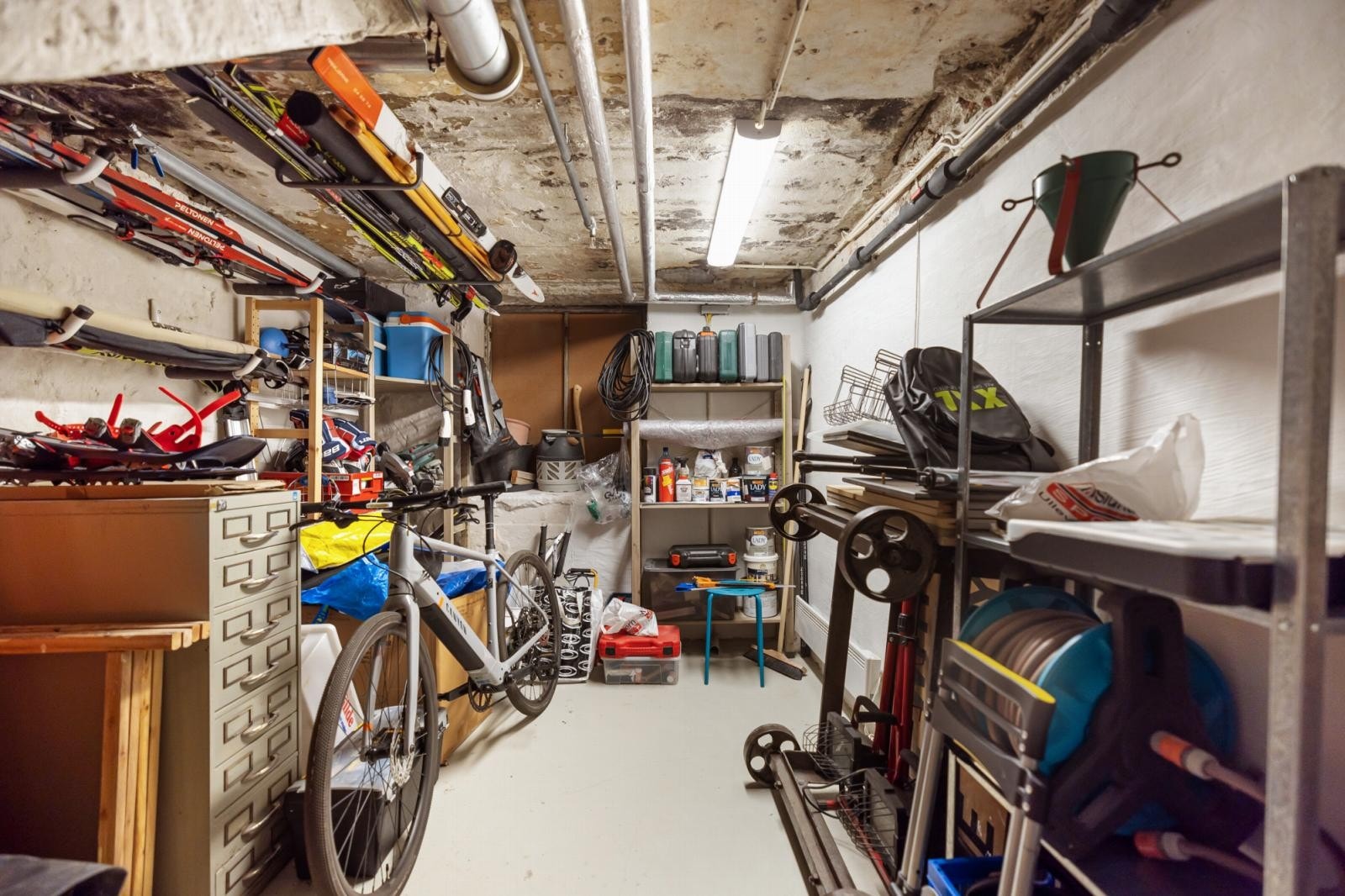 Leiligheten disponerer egen kjellerbod på hele 10 kvm. Perfekt for ytterligere oppbevaring. Galleribilde