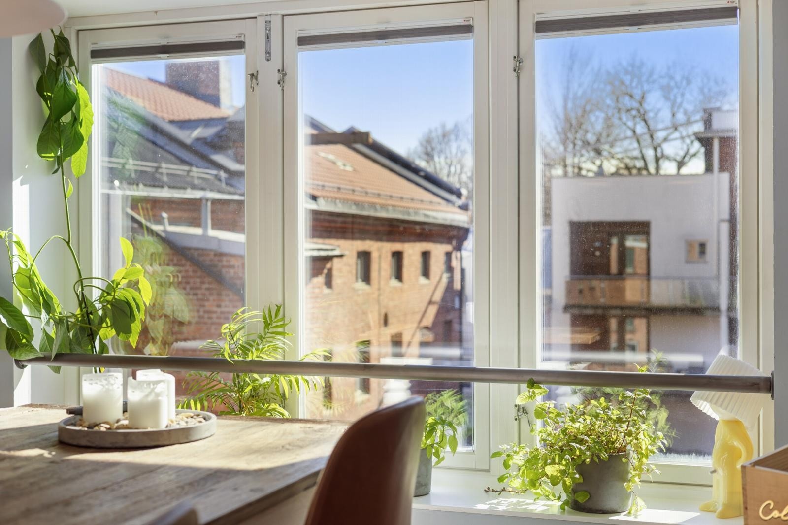 Leiligheten har flere skreddersydde løsninger som blant annet spesialtilpassede plissegardiner for solskjerming om sommeren og energisparing på vinterhalvåret. Galleribilde