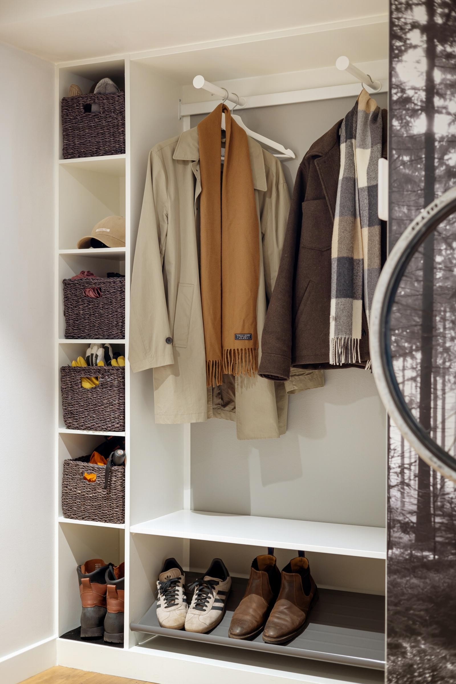 I tilknytning til entreen er det laget en plassbygget garderobe med hyller for ekstra oppbevaring. Ellers har entrédøren brannklasse B60 og lydklasse db35 og det er dørcalling med portåpner entreen. Galleribilde