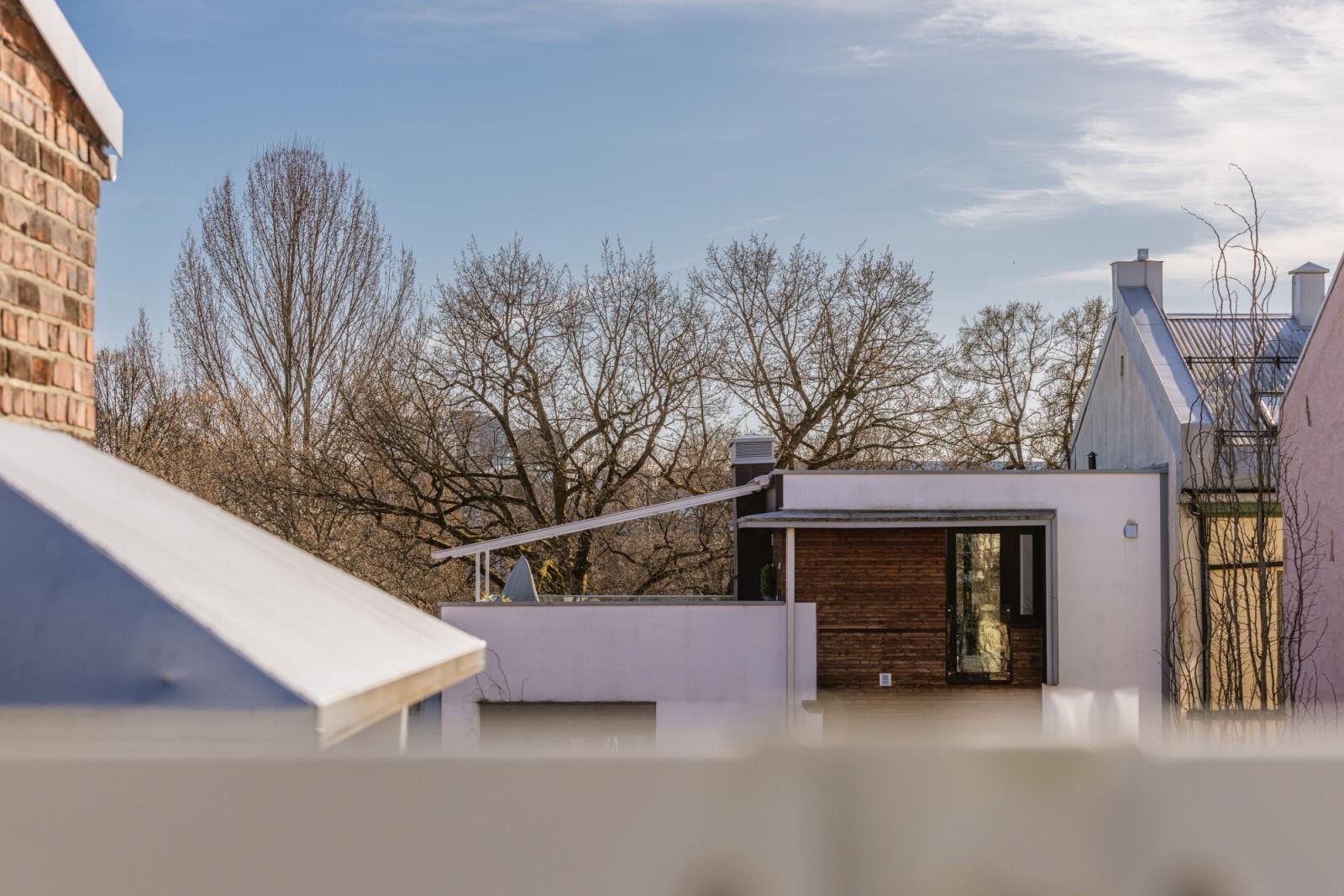 Det ble i 2023 satt inn et ekstra takvindu for ekstra dagslys inn i mesaninen. Bildet her viser utsikten fra det vinduet. Galleribilde