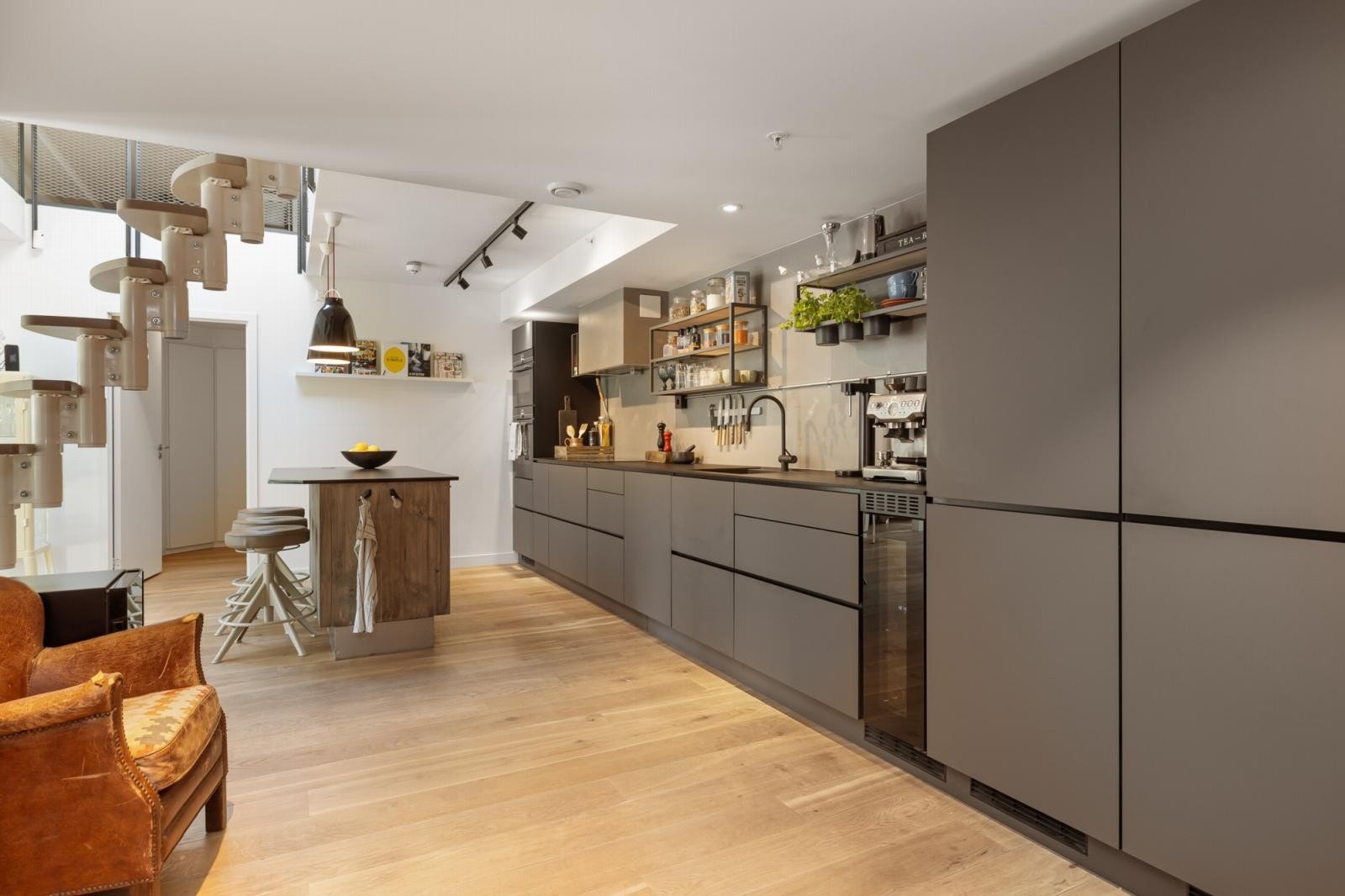 Hele bygget ble ombygget og omfattende modernisert 2014. Dagens eier har i tillegg satt inn nytt, flott kjøkken i 2019. Galleribilde