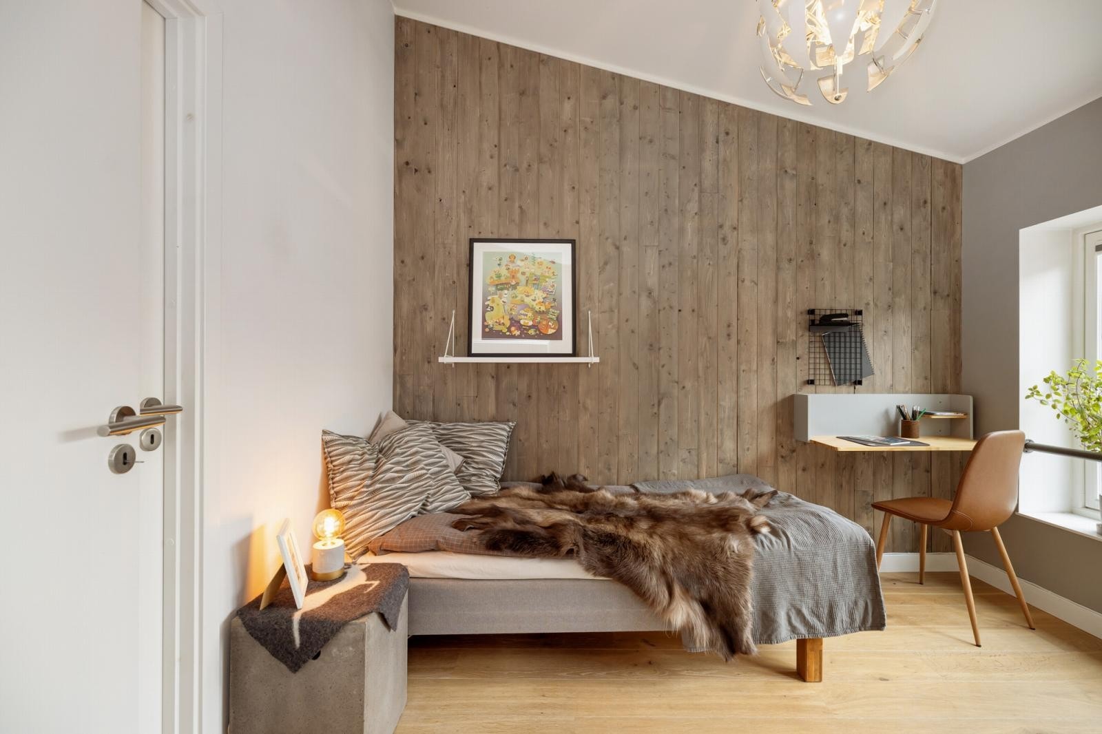 Soverom 2 er i dag innredet som gjesterom og har plass til både garderobe og seng. Galleribilde