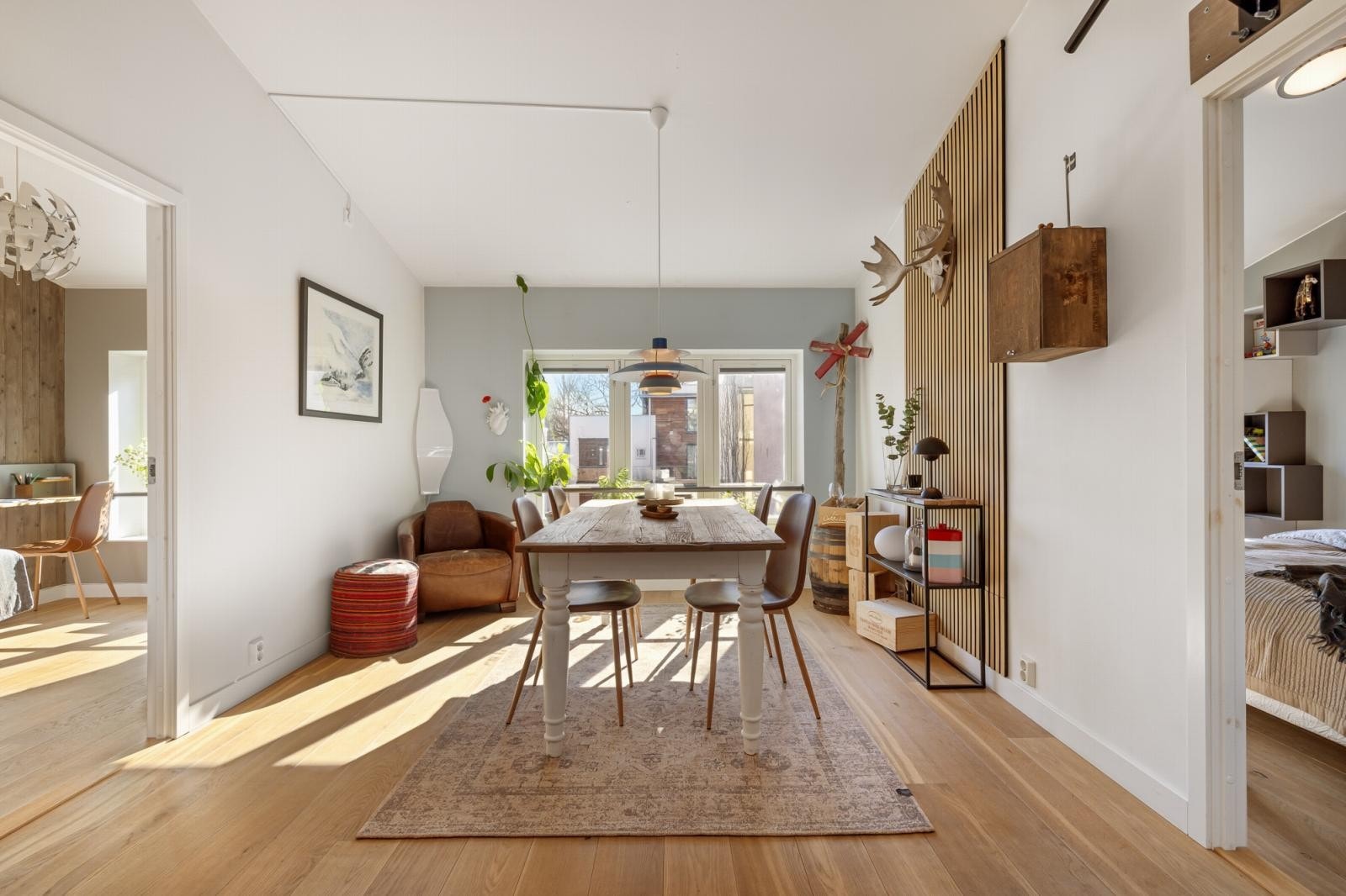 Stuen er av god størrelse med flere innredningsmuligheter. Veggene er malt i tidsriktige, lyse fargetoner og gulvet er belagt med enstavsparkett i eik. Galleribilde