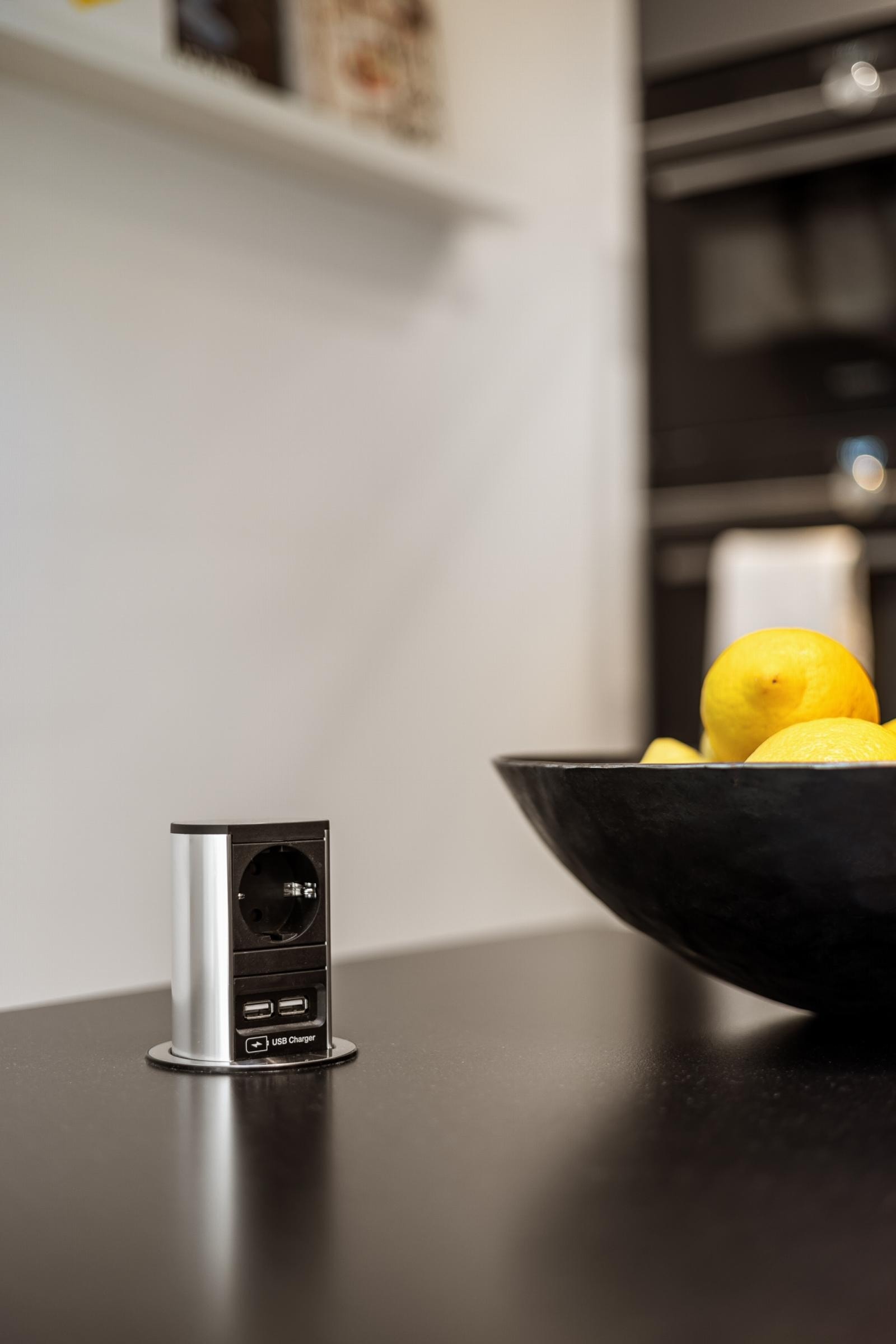 Praktisk nedfellbar stikkontakt på kjøkkenøya. Galleribilde