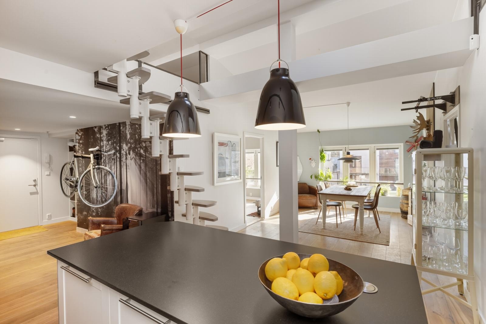 Leiligheten ligger i byggets 3. etasje med både trapp- og heisadkomst. Grunnet boligens beliggenhet slipper lyset flott inn gjennom hele dagen. Galleribilde