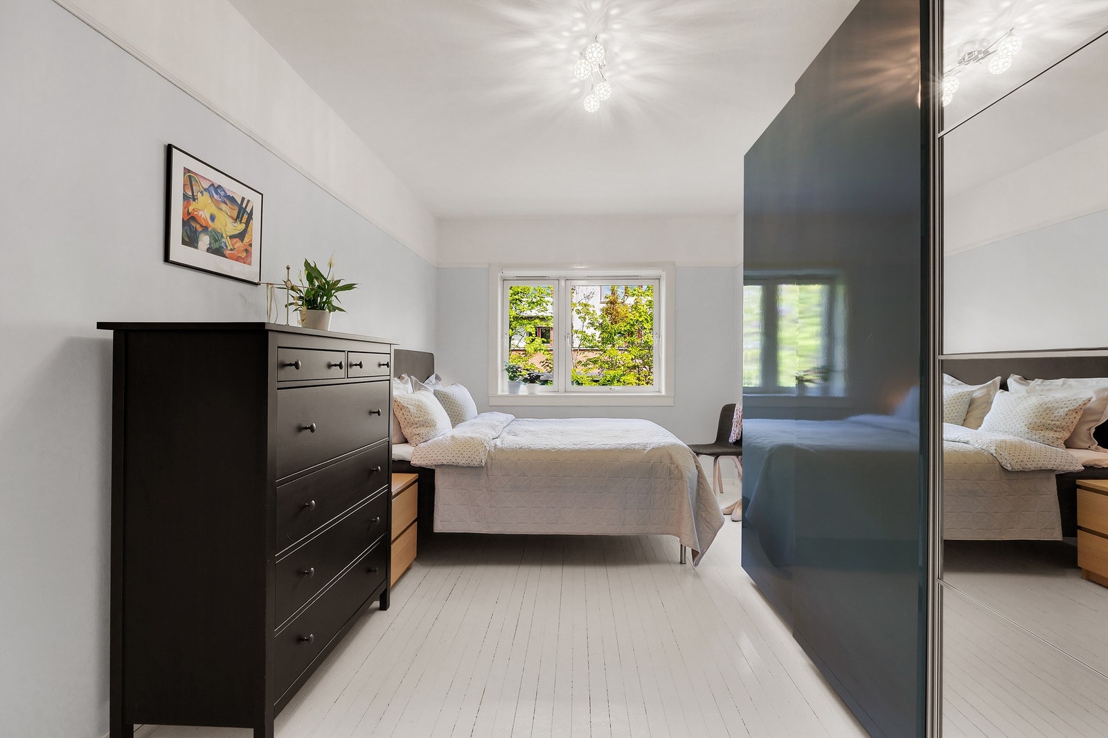 Stort og lunt soverom vendt mot nord med god plass til dobbeltseng og tilhørende nattbord. Galleribilde