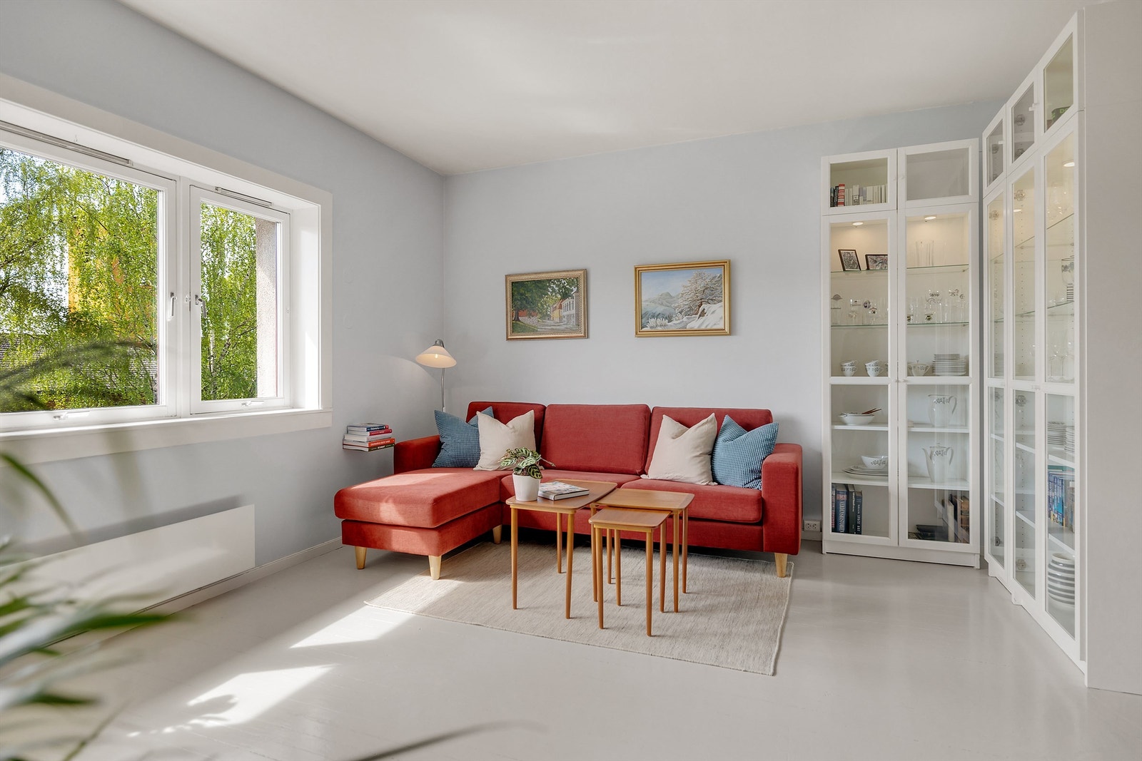 Leiligheten er lys og åpen, med plass til gjester så den kan bli et hyggelig og sosialt samlingspunkt. Store vinduer i stue. Vitrineskapene medfølger. Galleribilde