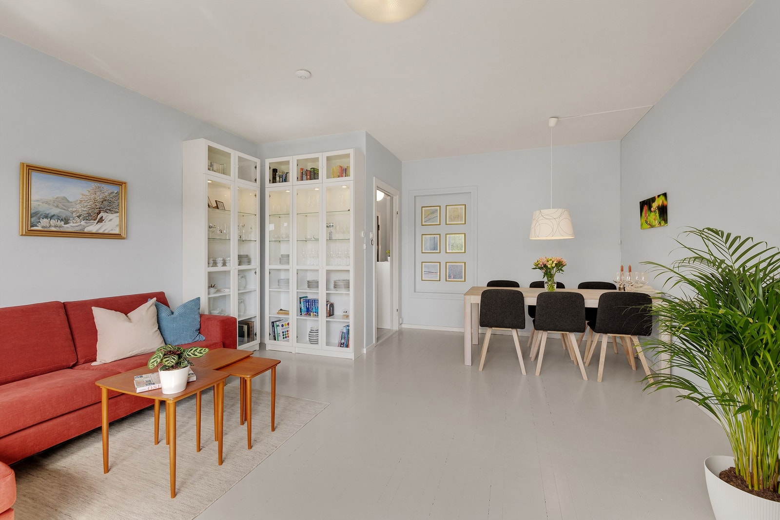 God plass til ulik møblement som sofaseksjon, stuebord, tv-benk og spisegruppe. Flere av naboene har omgjort til 3-roms ved å flytte kjøkken, i samråd med styret og fagpersoner. Galleribilde