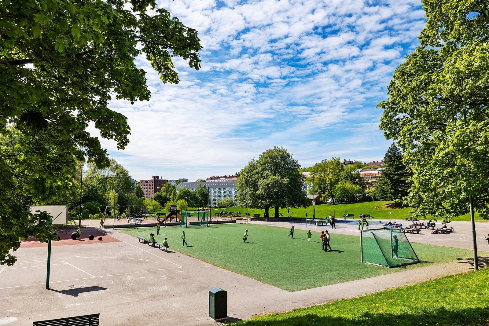 Hyggelige Iladalen byr på grønne parkområder, lekeplass, fotballbane og basketballbane. Galleribilde
