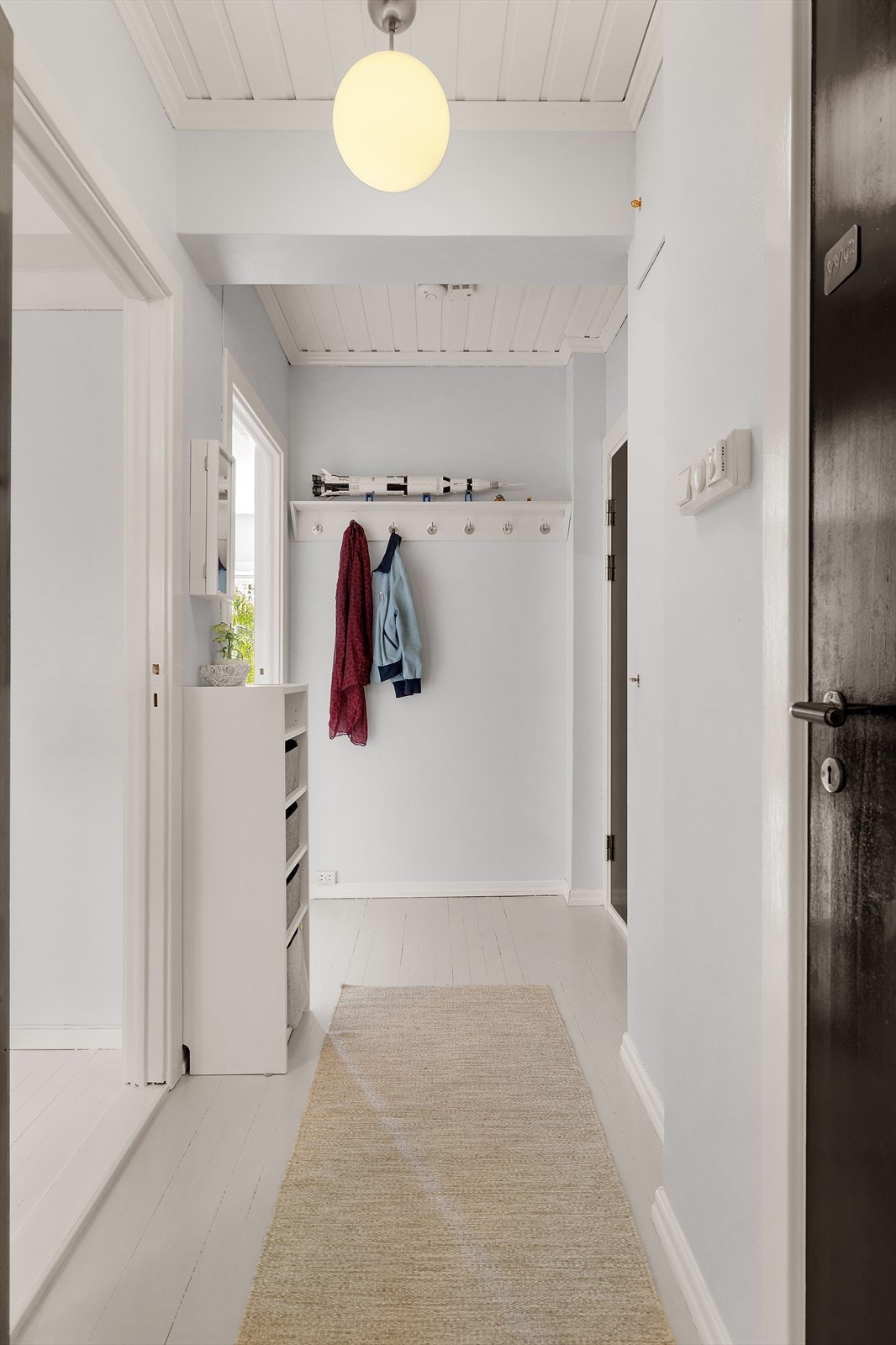 Innbydende entré med god plass til å sette fra seg sko, og henge fra seg ytterklær. Innebygd garderobeskap for oppbevaring av klær. Galleribilde