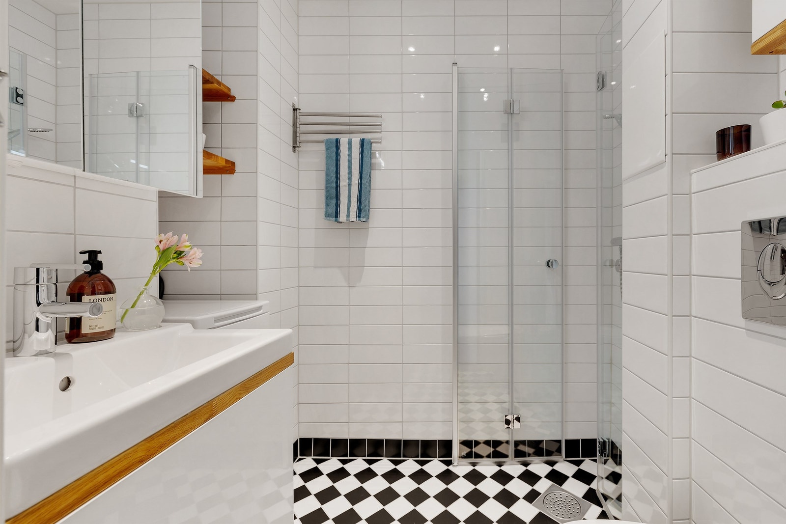 Pent flislagt bad fra 2012 med downlights i himling og gulvvarme. Galleribilde