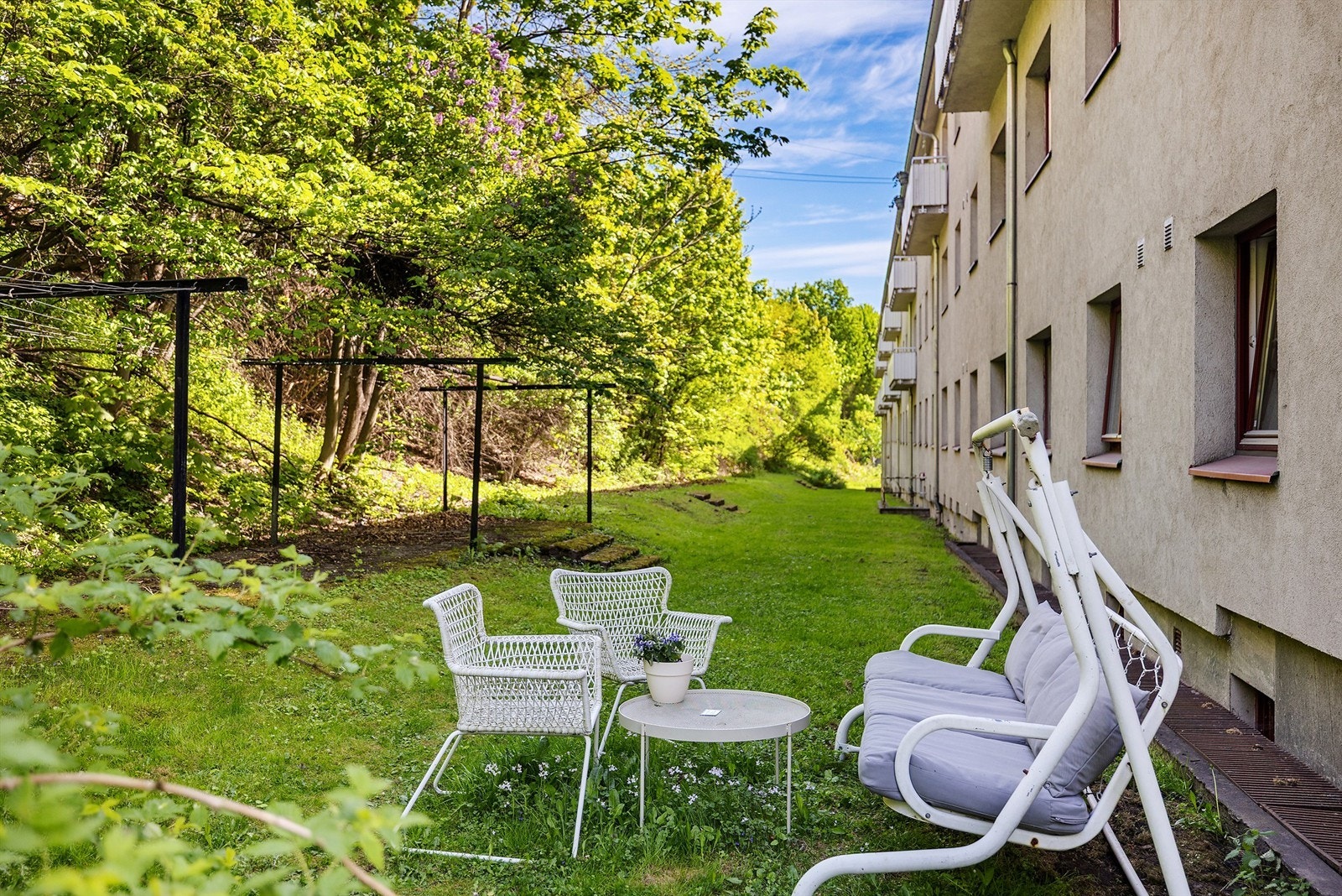 Hyggelige fellesarealer i frodige omgivelser opparbeidet med gressplen, trær, prydbusker og diverse beplantning. Galleribilde