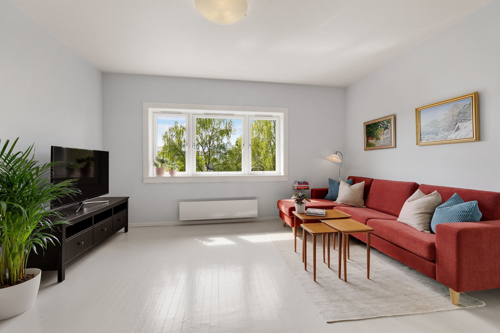 Lys og romslig stue med godt lysinnslipp via store vindusflater. Galleribilde