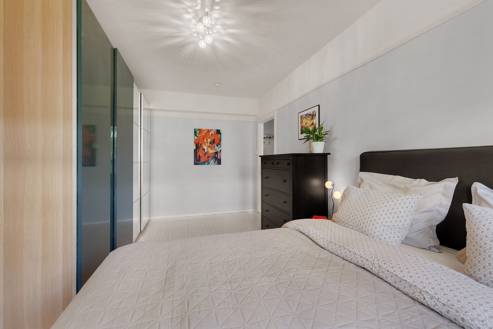 God plass til oppbevaring av klær i stort garderobeskap. Galleribilde