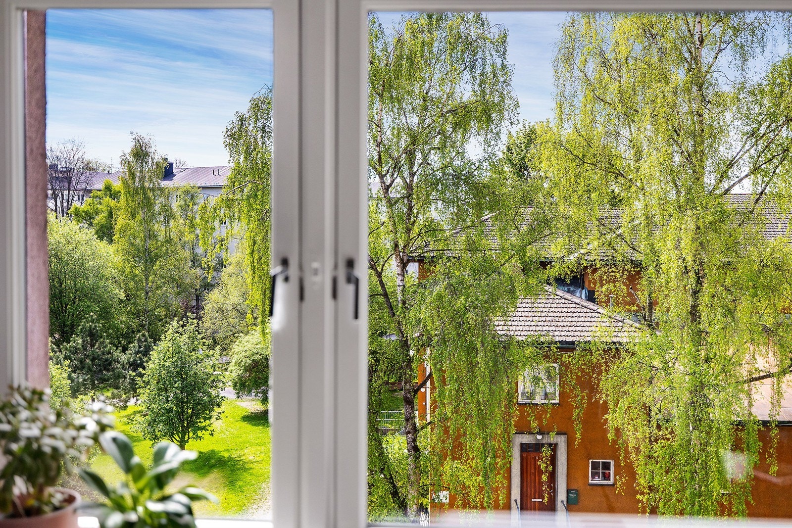 Fra leiligheten har du god utsikt med hyggelig, grønt utsyn samt lite innsyn. Galleribilde