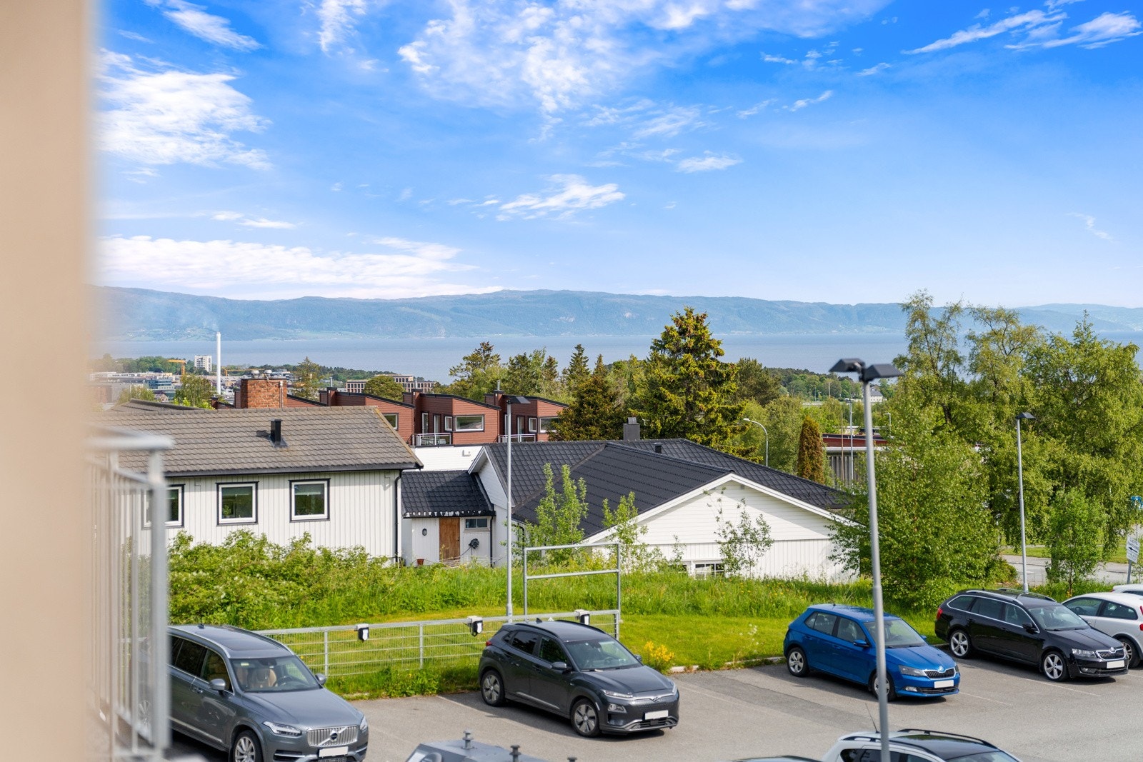 Leiligheten disponerer en fast parkeringsplass like utenfor blokken. Det er mulighet for å etablere elbillader om ønskelig. Galleribilde